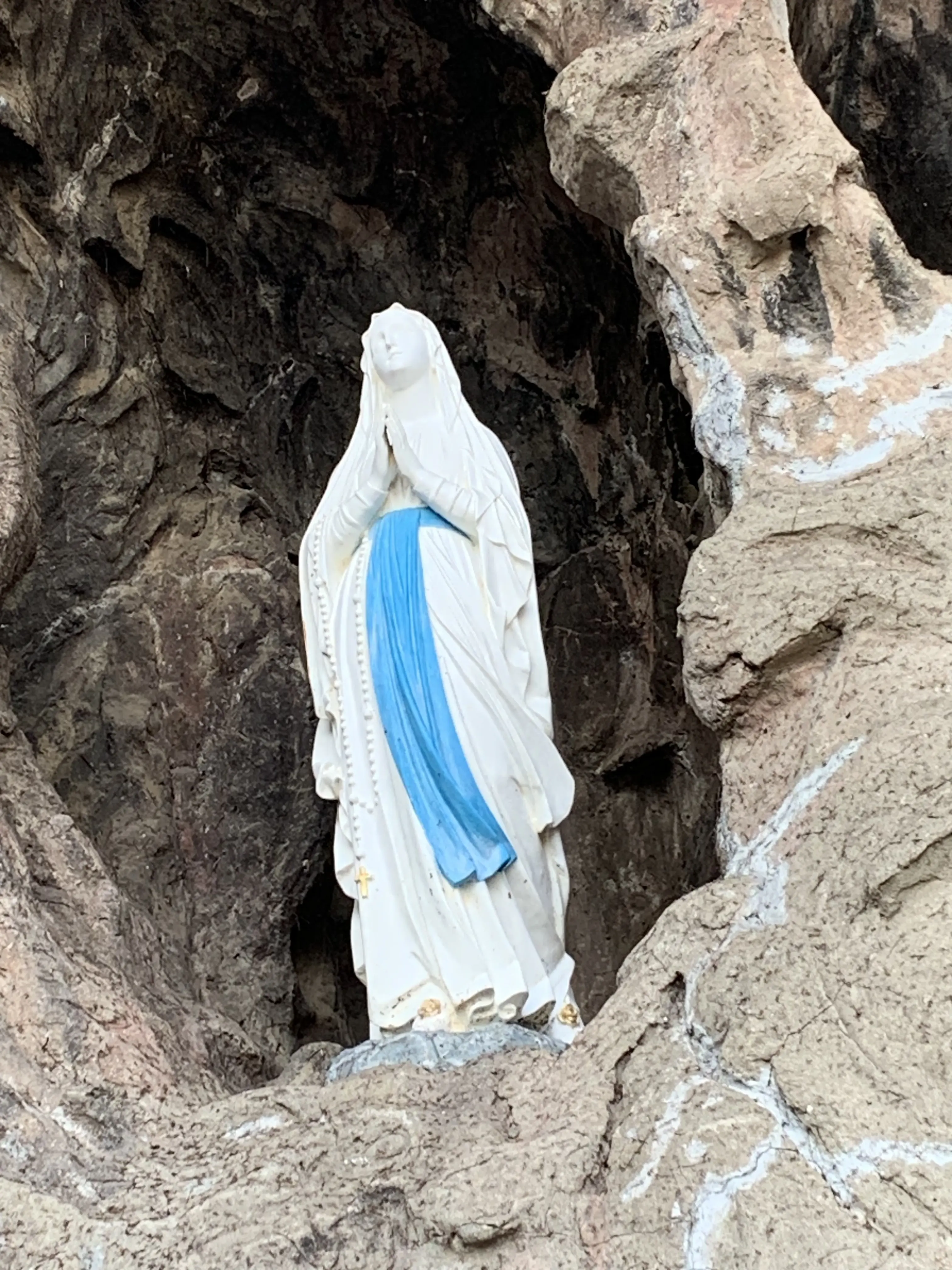 祈り場に立つ聖母マリア