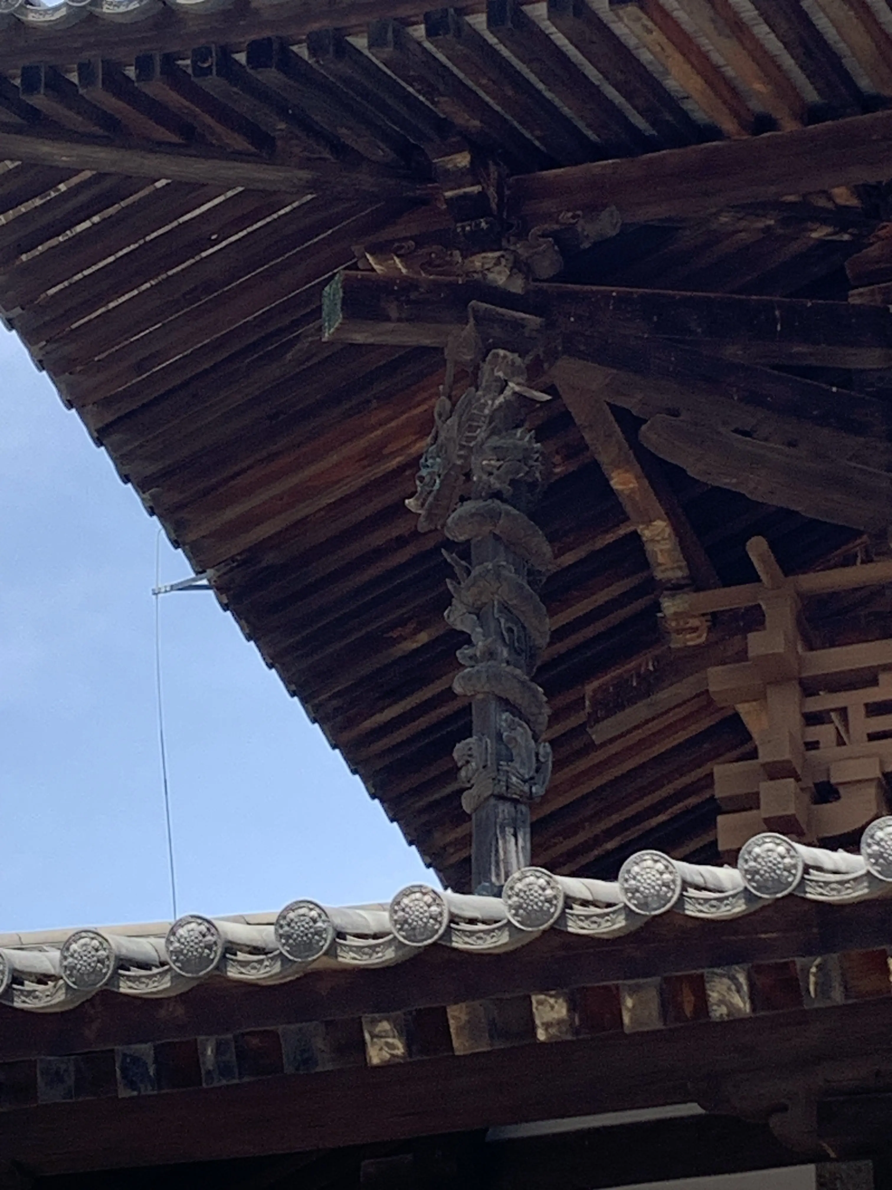 法隆寺の金堂の柱を支えている龍