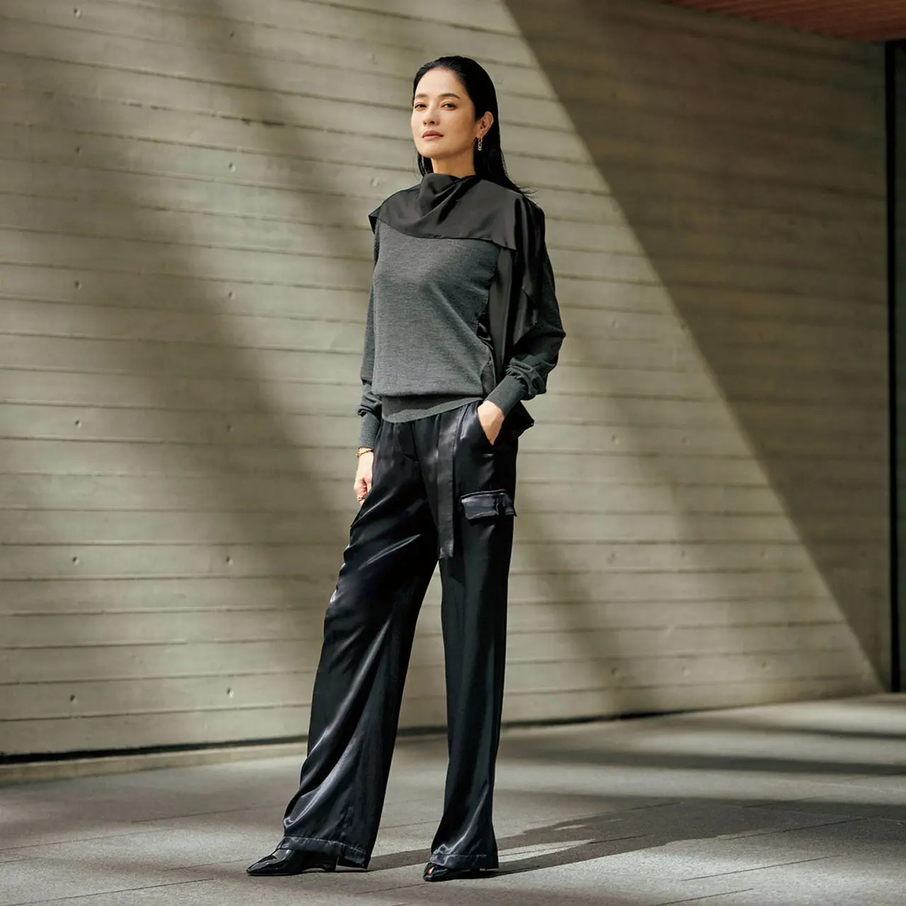 ワイドフィットパラシュートカーゴパンツ、サンダル」の着用