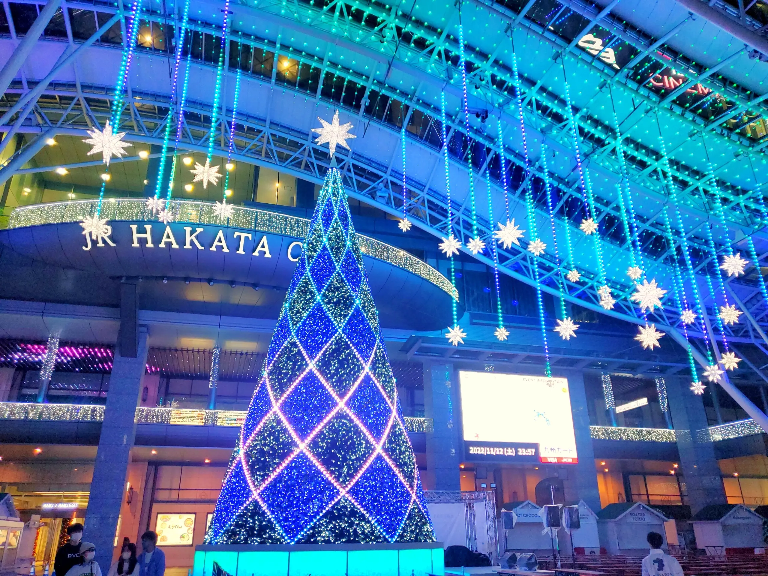 博多駅のイルミネーションとクリスマスツリーが気分を盛り上げてくれます♪