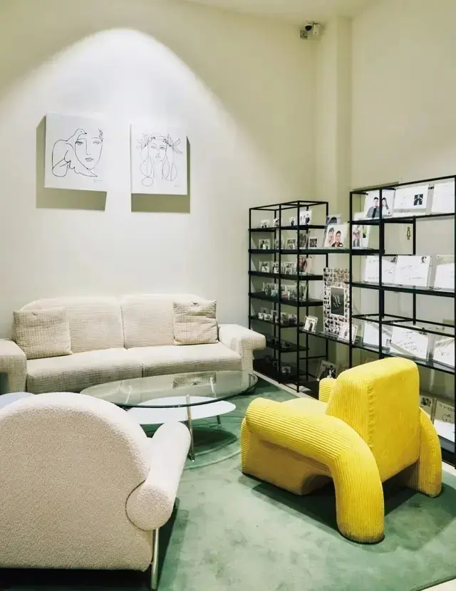 「この人も!?」と驚くような有名人のサインが飾られた待合室