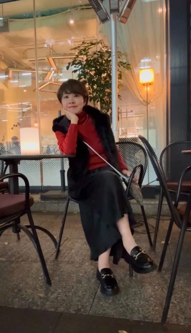 秋寒は無印良品の赤のトップスで温もりをチャージして、夜の丸の内へ_1_13