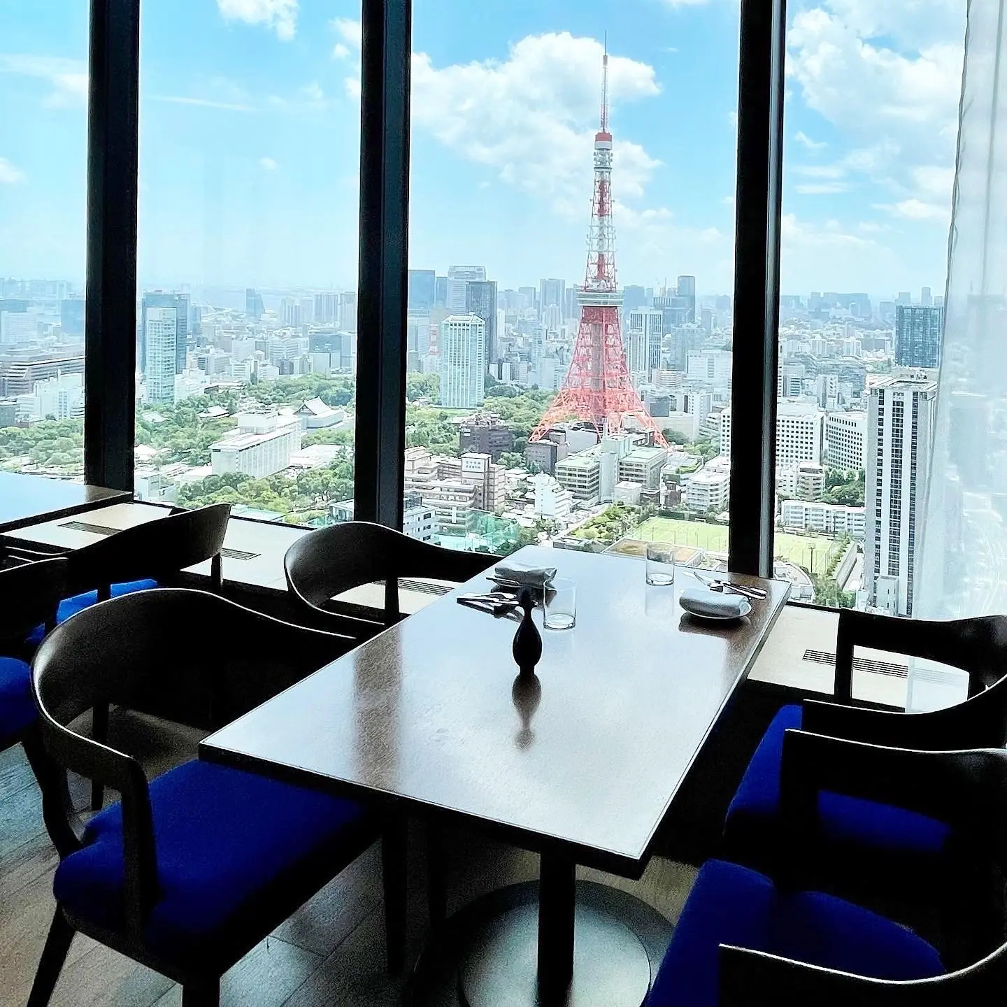 東京エディション虎ノ門のレストラン「ブルーダイニング」の座席からの眺望