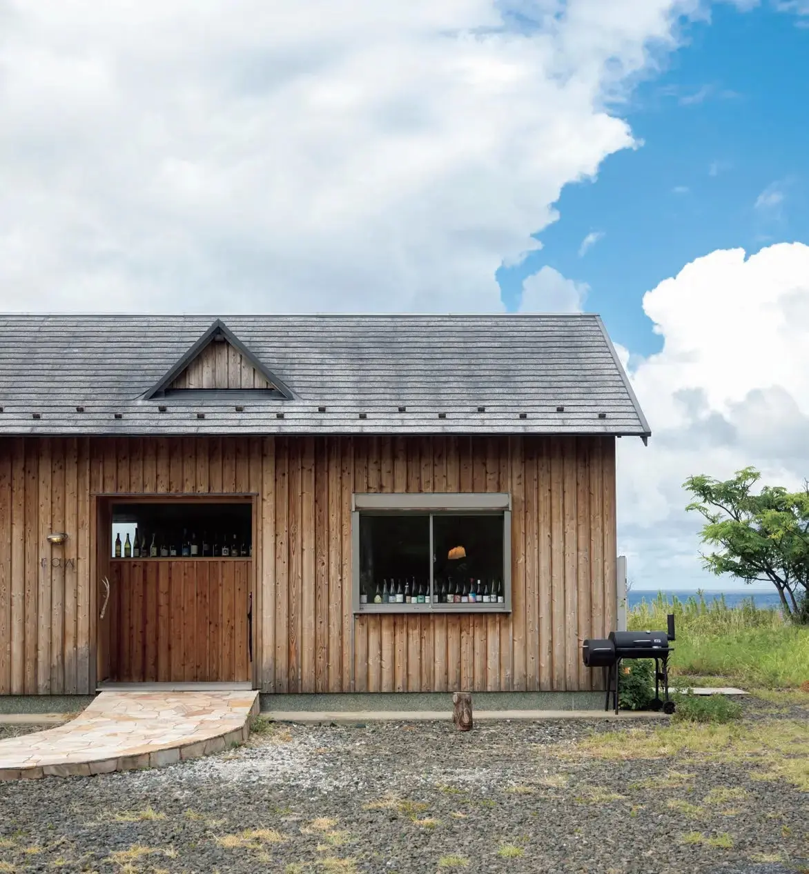 日本海の水平線を眺めながら、 薪焼きの滋味を堪能