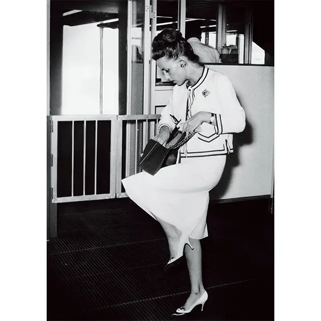 ローマ空港でスナップされた女優ジャンヌ・モロー（1961年）