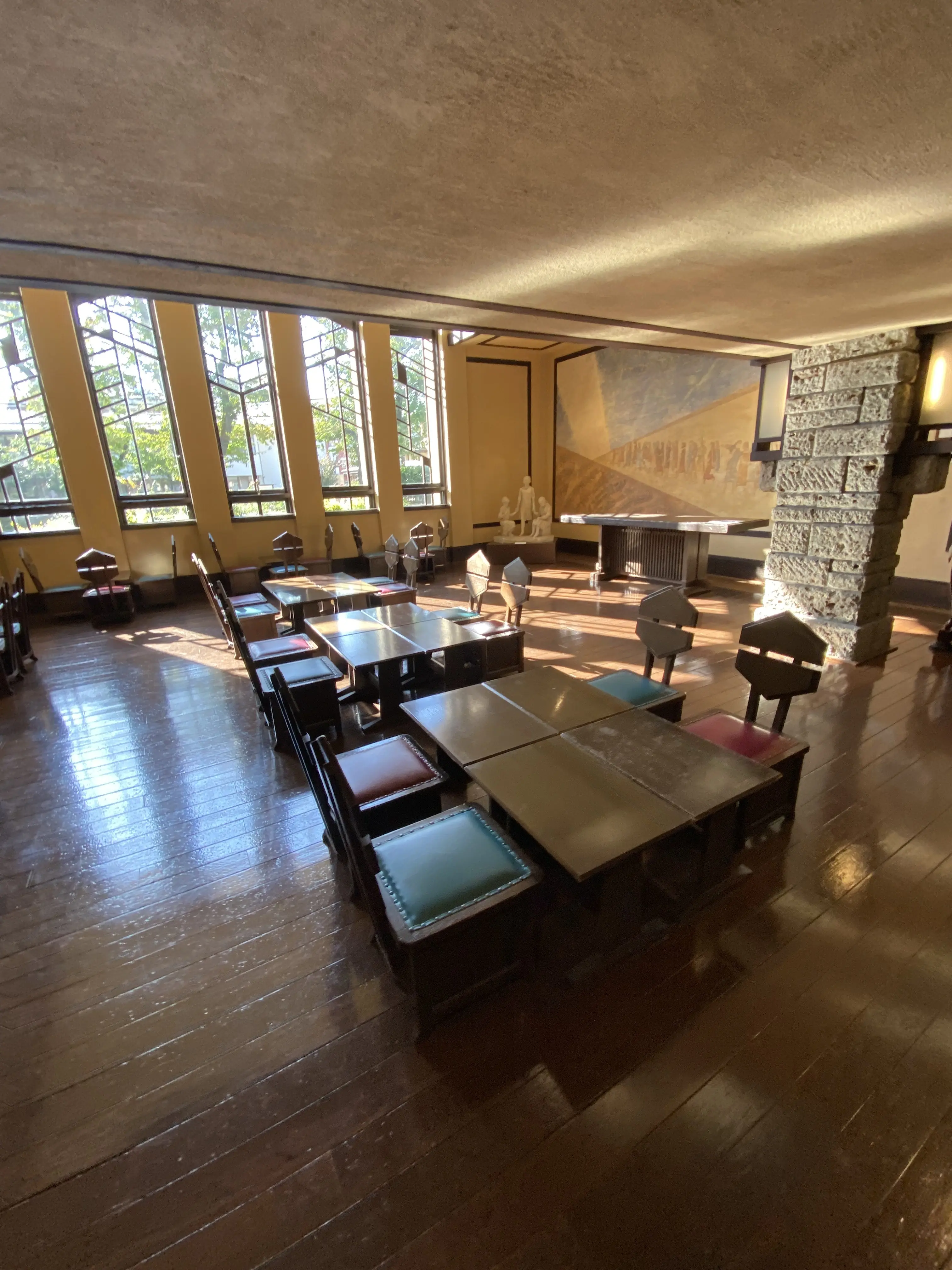 自由学園明日館の窓と室内のテーブル席。光が美しく差し込む空間。