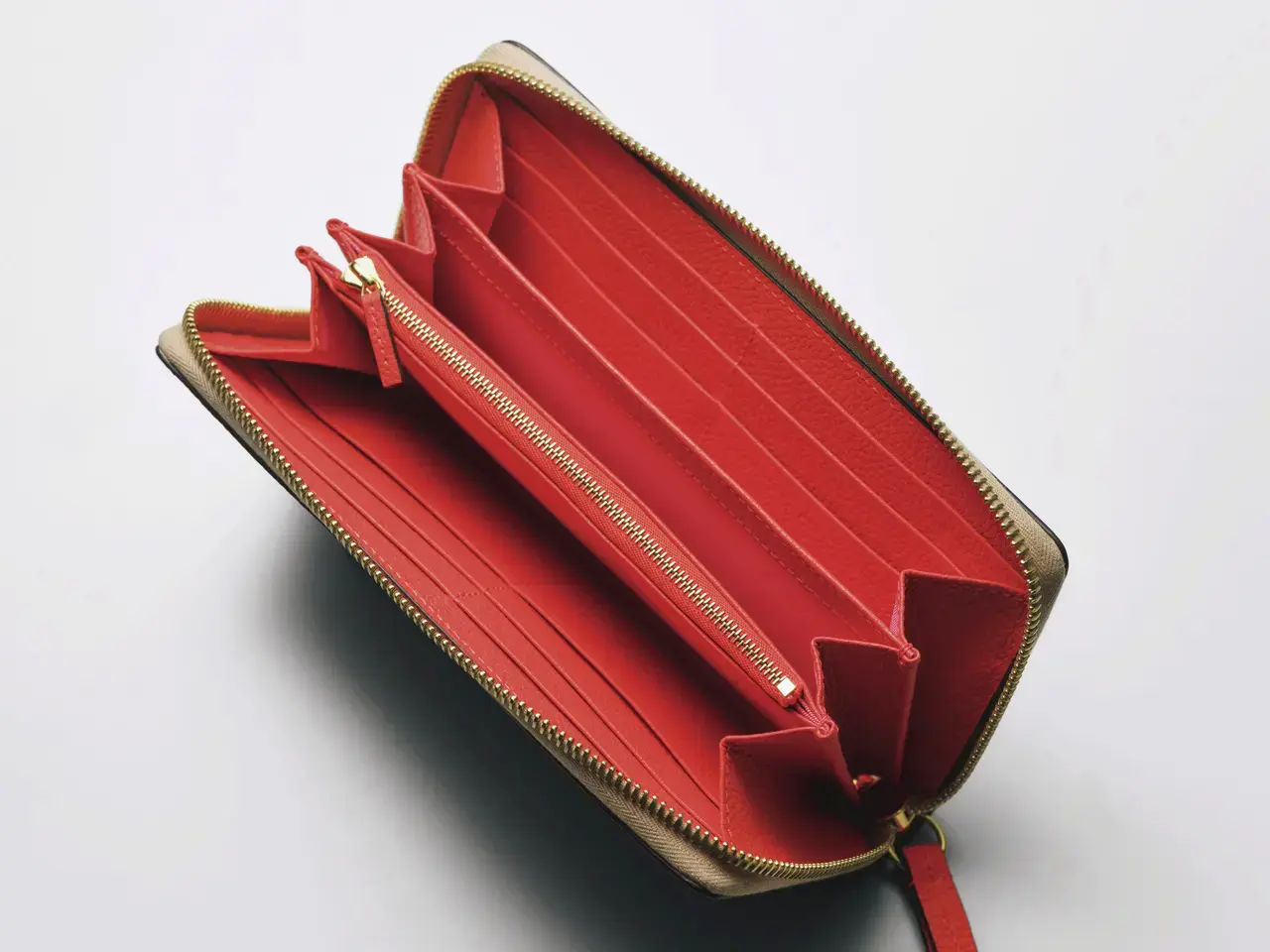 アラウンドジップと細かな仕切りでスマートな仕分けがかなう