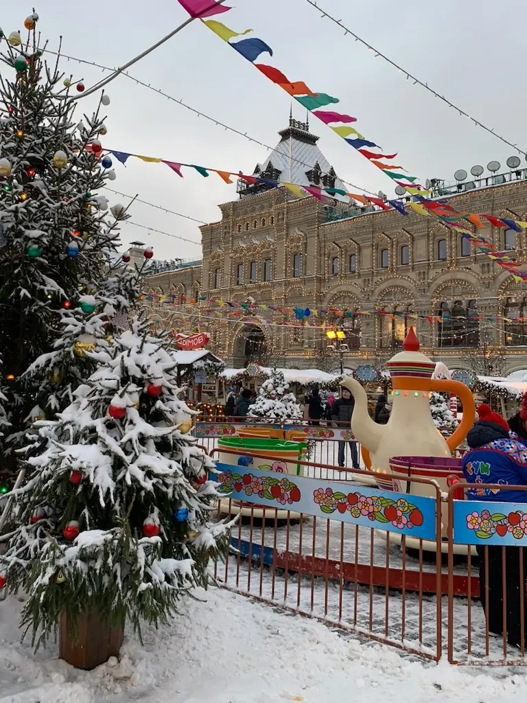 モスクワのクリスマスマーケットの移動遊園地