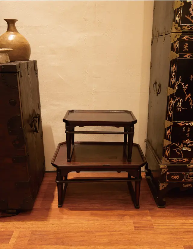 韓国でもインテリアアイテムとして人気が高い小盤。小さいものは高貴な人々の服薬用として作られ、少数しか残存しないため高額。「サイドテーブルとしてぜひ」(チェさん)。(下)W800,000、(上)W1,000, 000