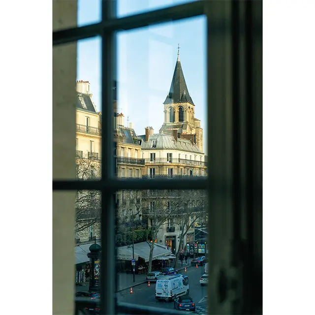 サンジェルマン大通りに面 した窓からは、サンジェルマ ンデプレ教会の塔と有名な2 つのカフェ『ドゥマゴ』と『フ ロール』のファサードがよく 見える