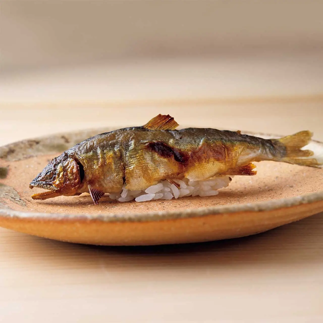 琵琶湖の鮎をカ リッと焼いて姿寿司に