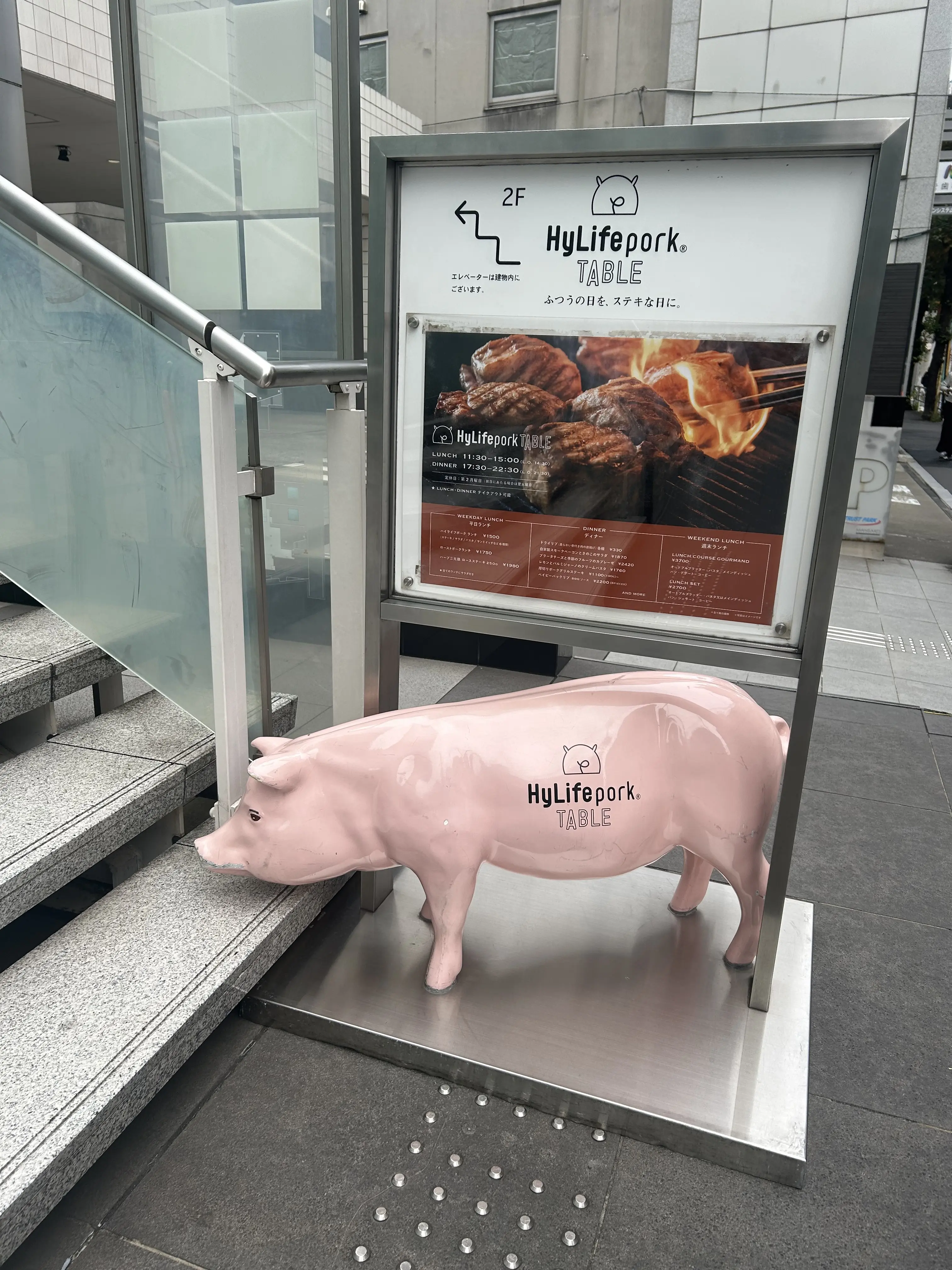 お洒落な町 代官山は古着屋さんで見つけたお気に入りのＧジャンやジレを羽織って_1_18