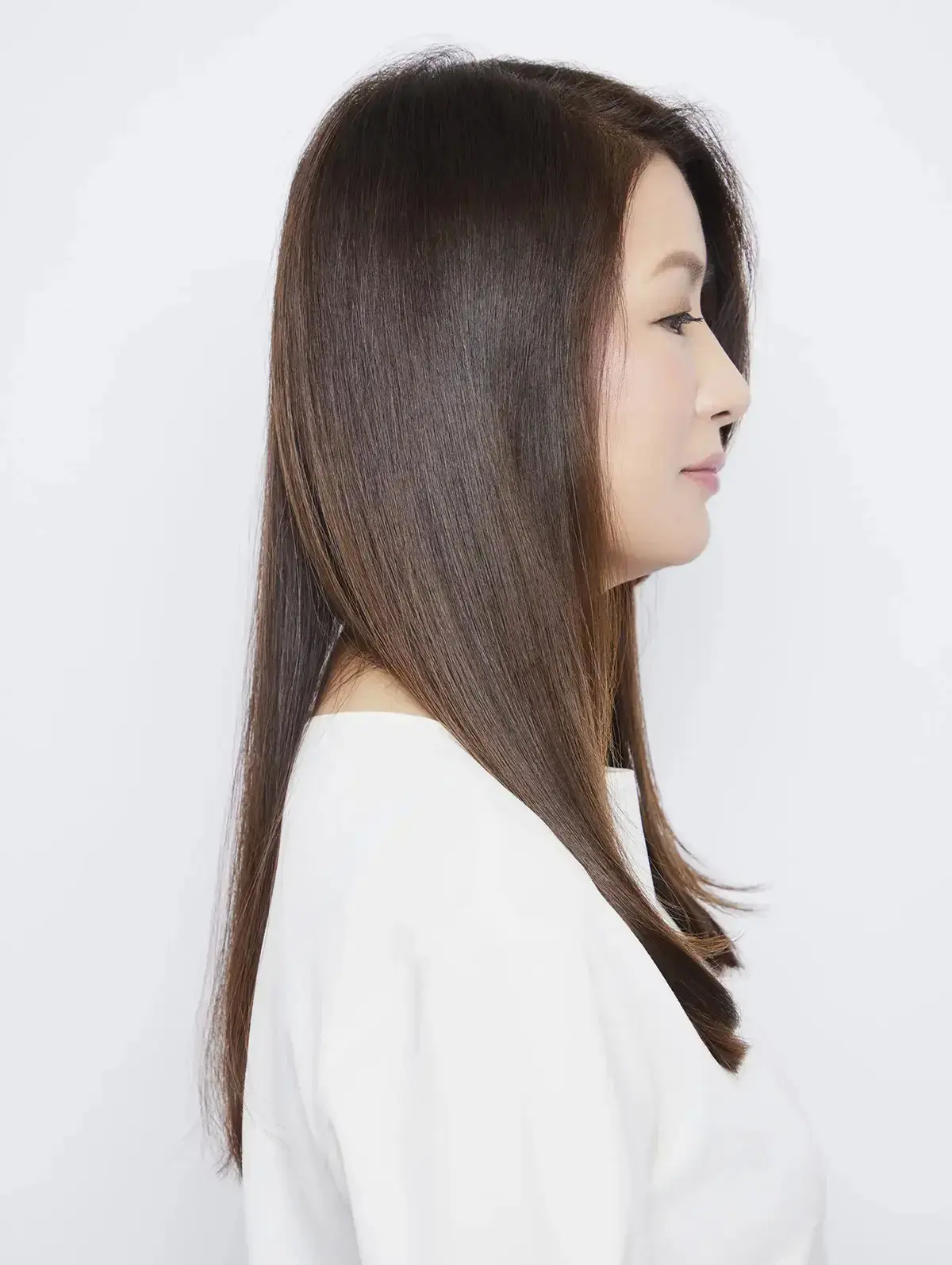 後ろ姿にも自信が持てる艶ロングヘア