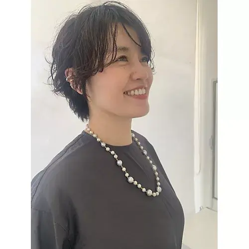 エクラ華組　水口宜子さんがボン マジックの白蝶ロングネックレスを着用