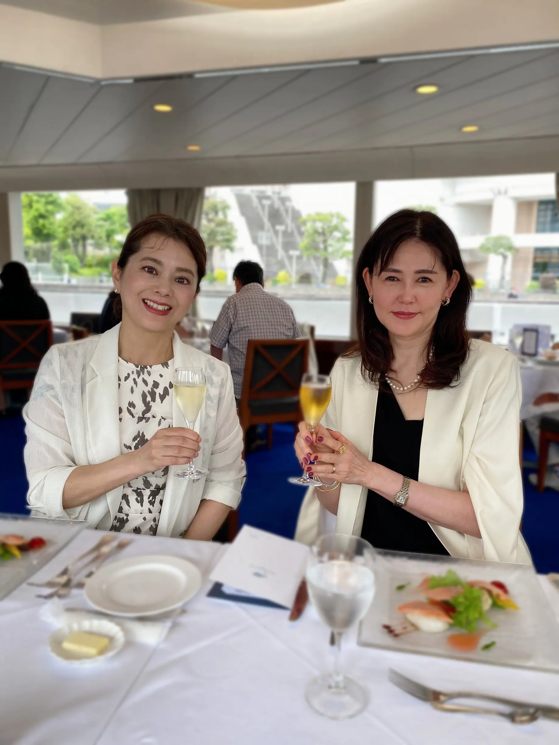 グラスを持つジャケット姿の二人の女性