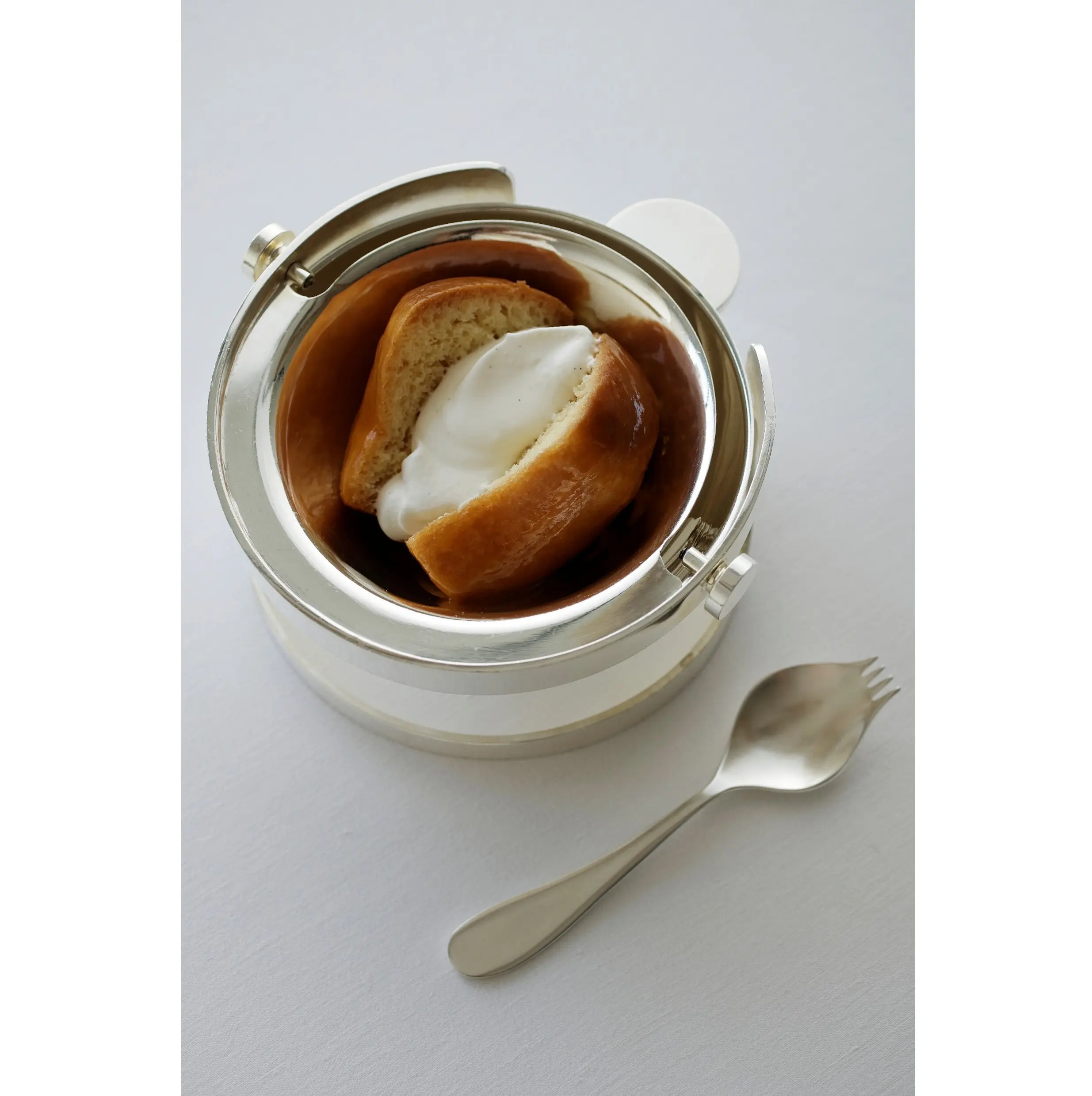 「バ バ オ ラム」。デュカスグループのレストラン共通のシグニチャーデザー ト