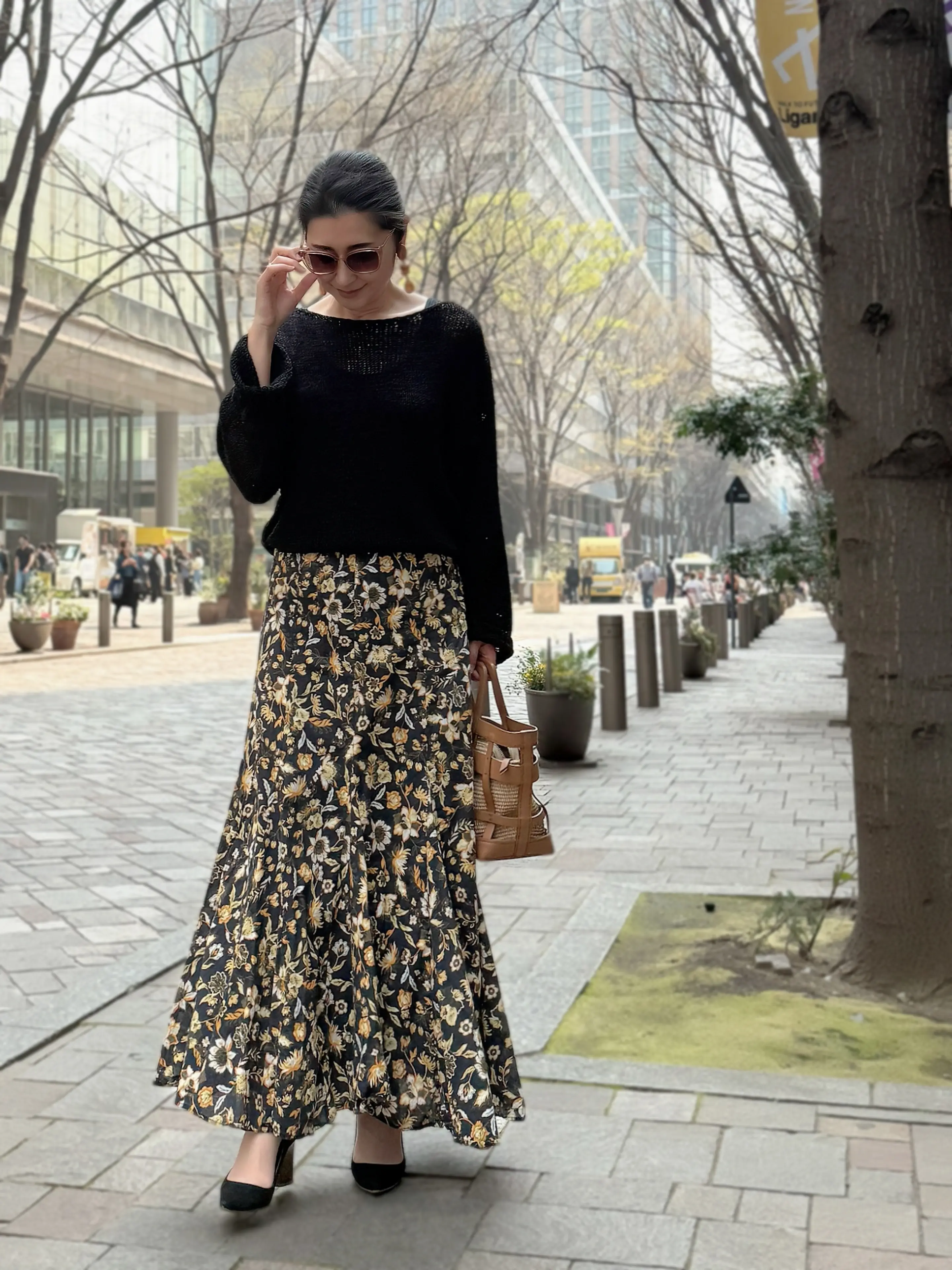 黒のサマーニット、黒の花柄スカート、ロングスカート、黒パンプス、キャメルバッグ、