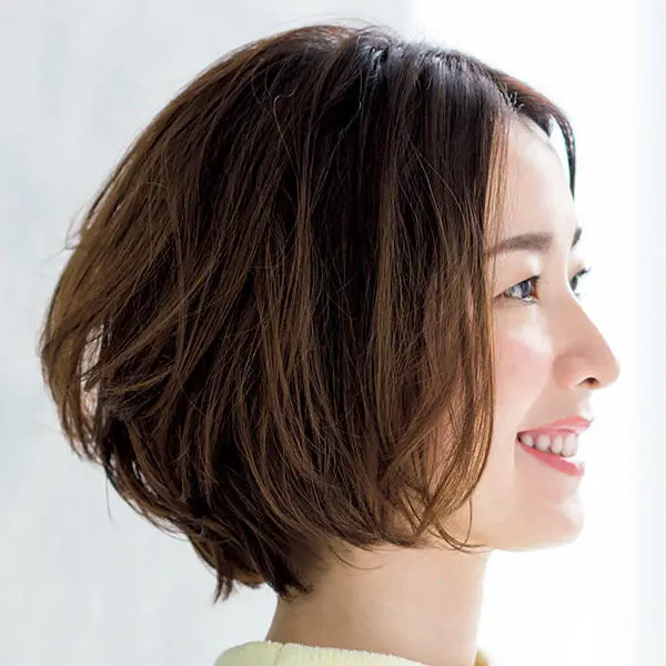 横から見た流し前髪のボブヘアスタイル