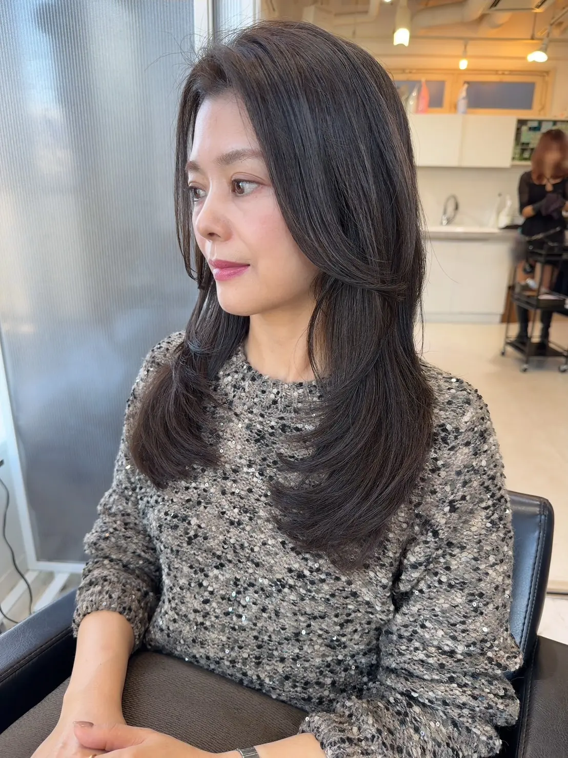 50代ロングヘアのハイレイヤースタイル。暗めカラーのダークベージュでツヤを出し、顔まわりに軽さを出した大人のロングヘア｜Heart’s原宿 ヤハギ