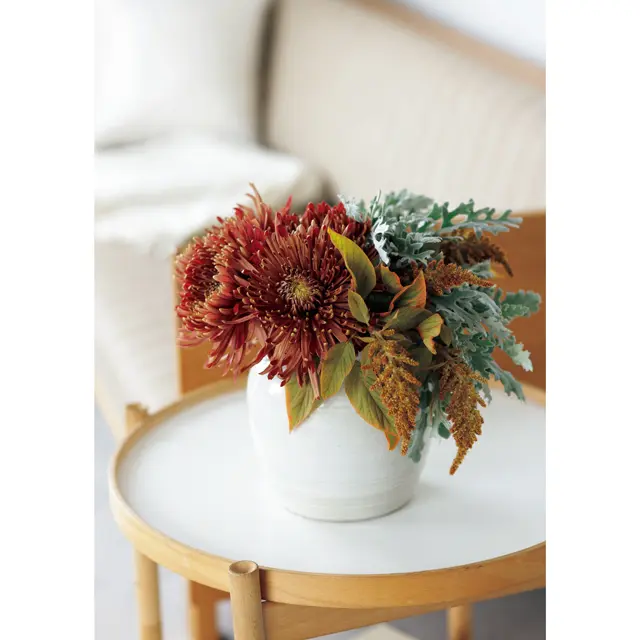 茶系の花々とうぶ毛に覆われた葉で サイドテーブルにウォーム感を