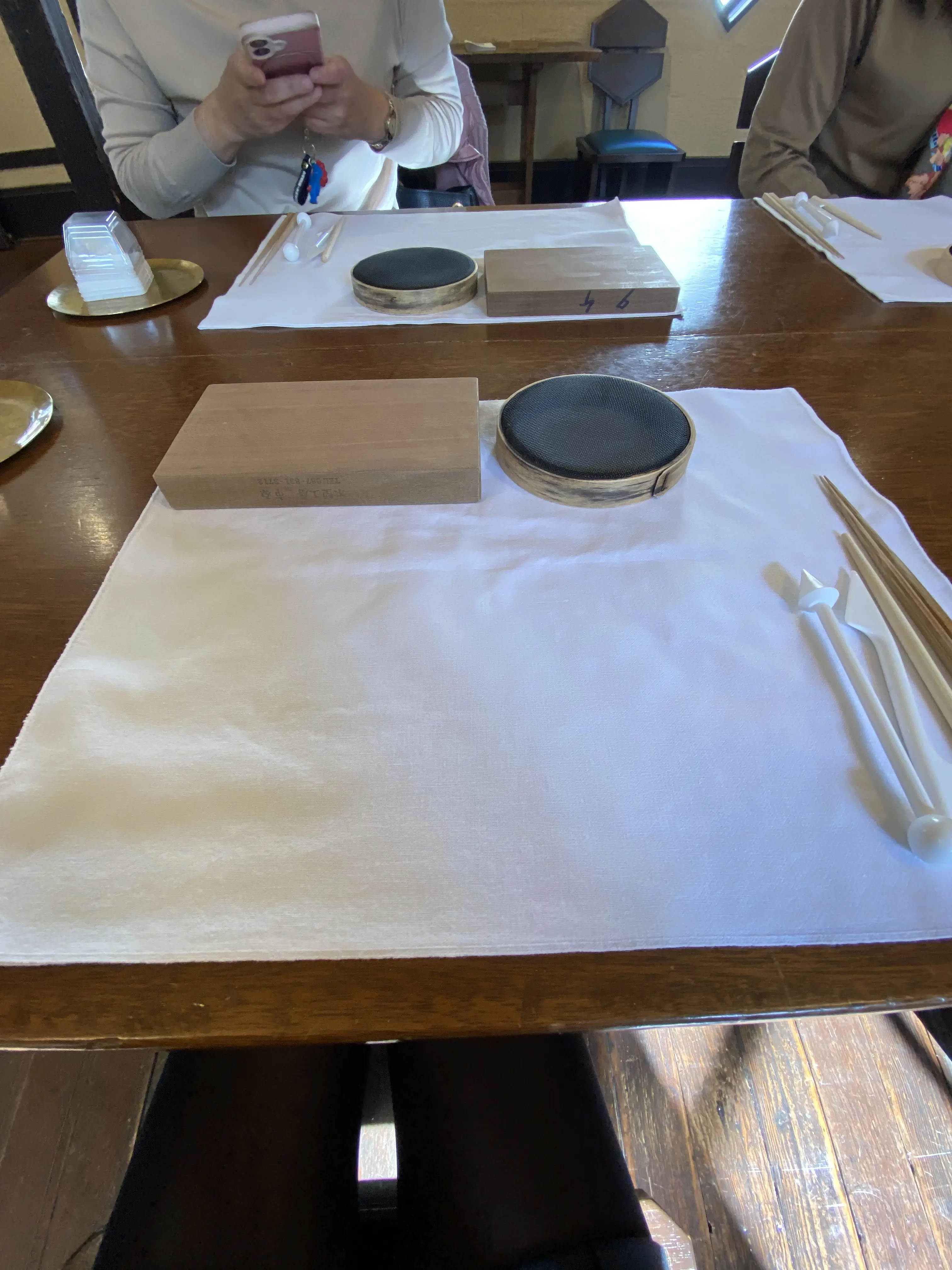 和菓子作り体験のために整えられた作業スペースと道具。