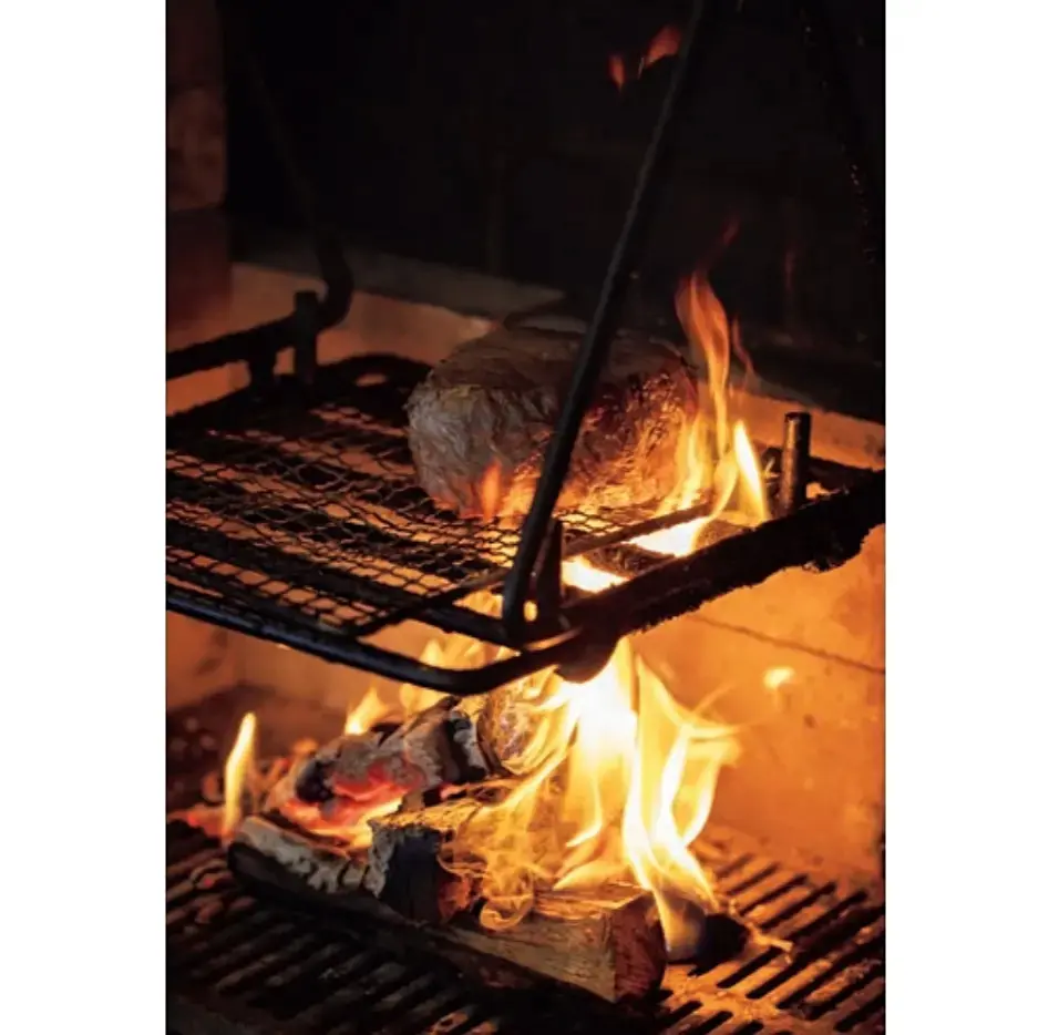 来店時間を逆算して肉を焼き、力強い味わいを引き出す