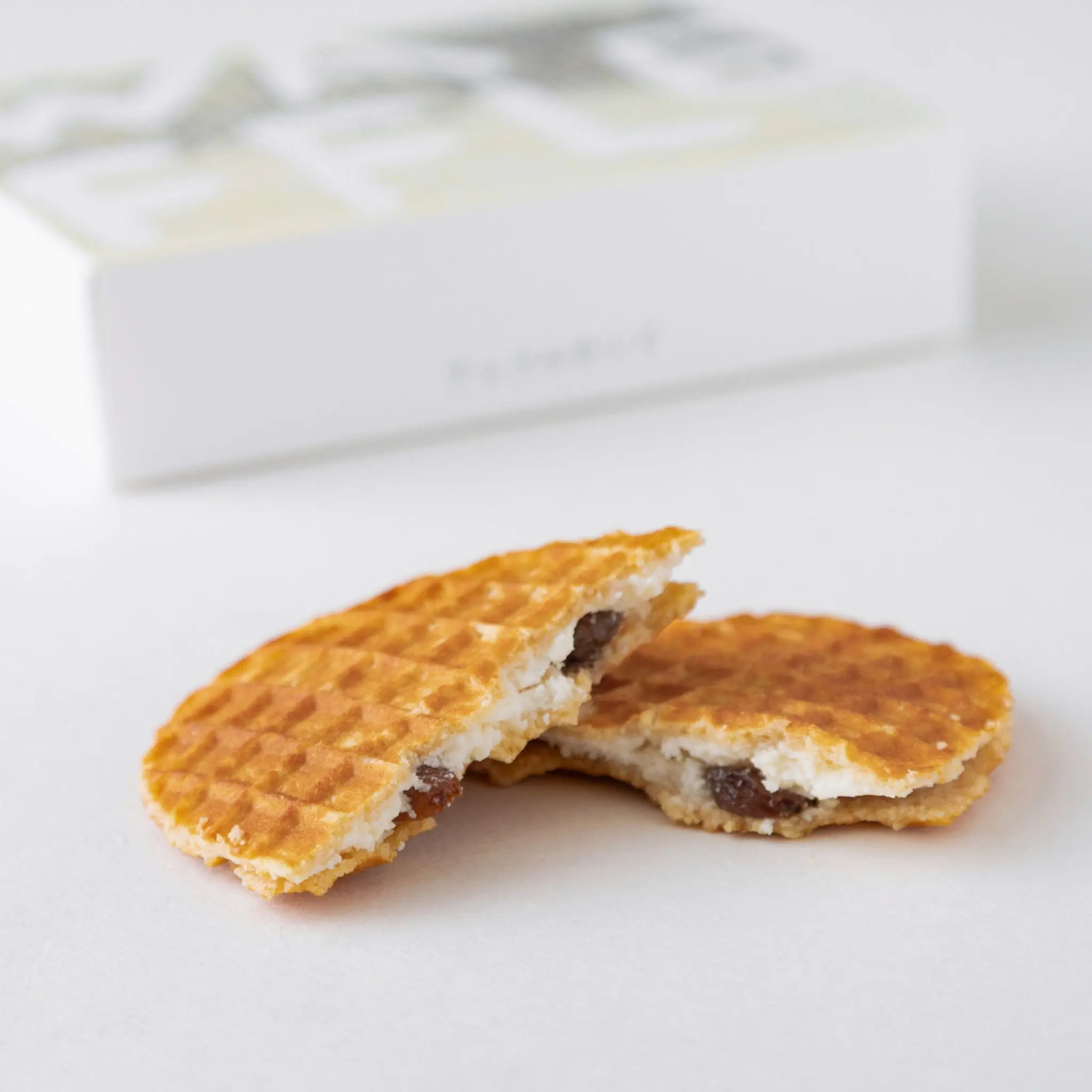 銀座 手土産 『&Anne』の「ワッフルサンドラムレーズン」(6枚入)