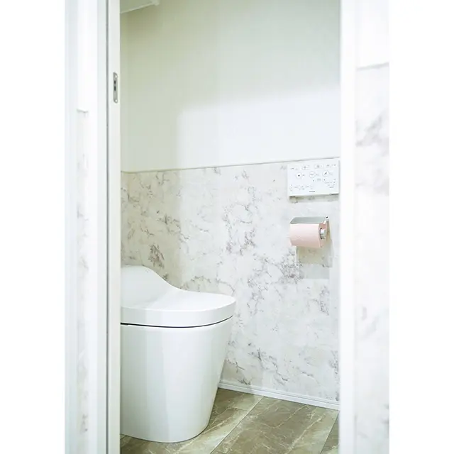 トイレにもキッチンと同じ防水パネルを壁の下側に張り、お 掃除効率アップ