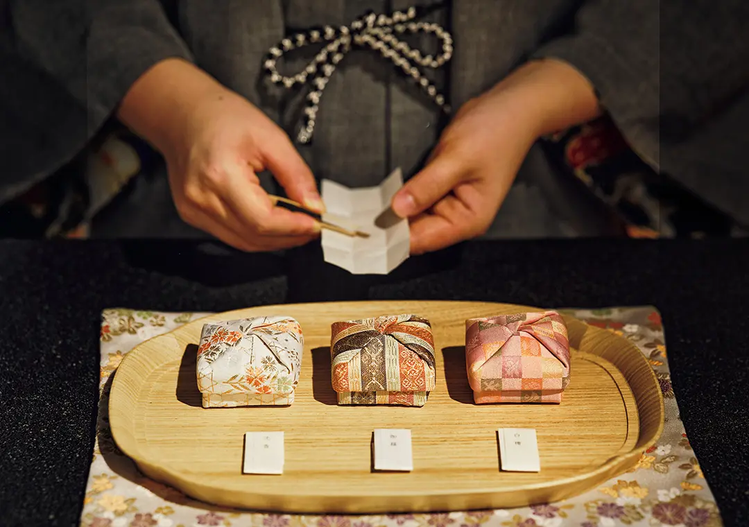 「お茶の間ラウンジ」では、香りを"聞く"と表現する香道の初歩に触れる「香り遊び」の体験も