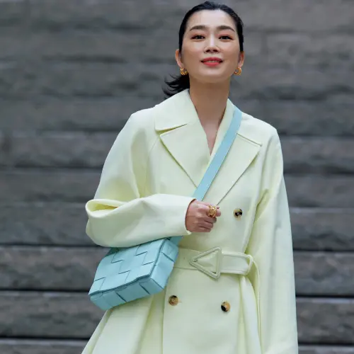 きれいめな装いに、ボッテガ・ヴェネタのクロスボディバッグを斜めがけ