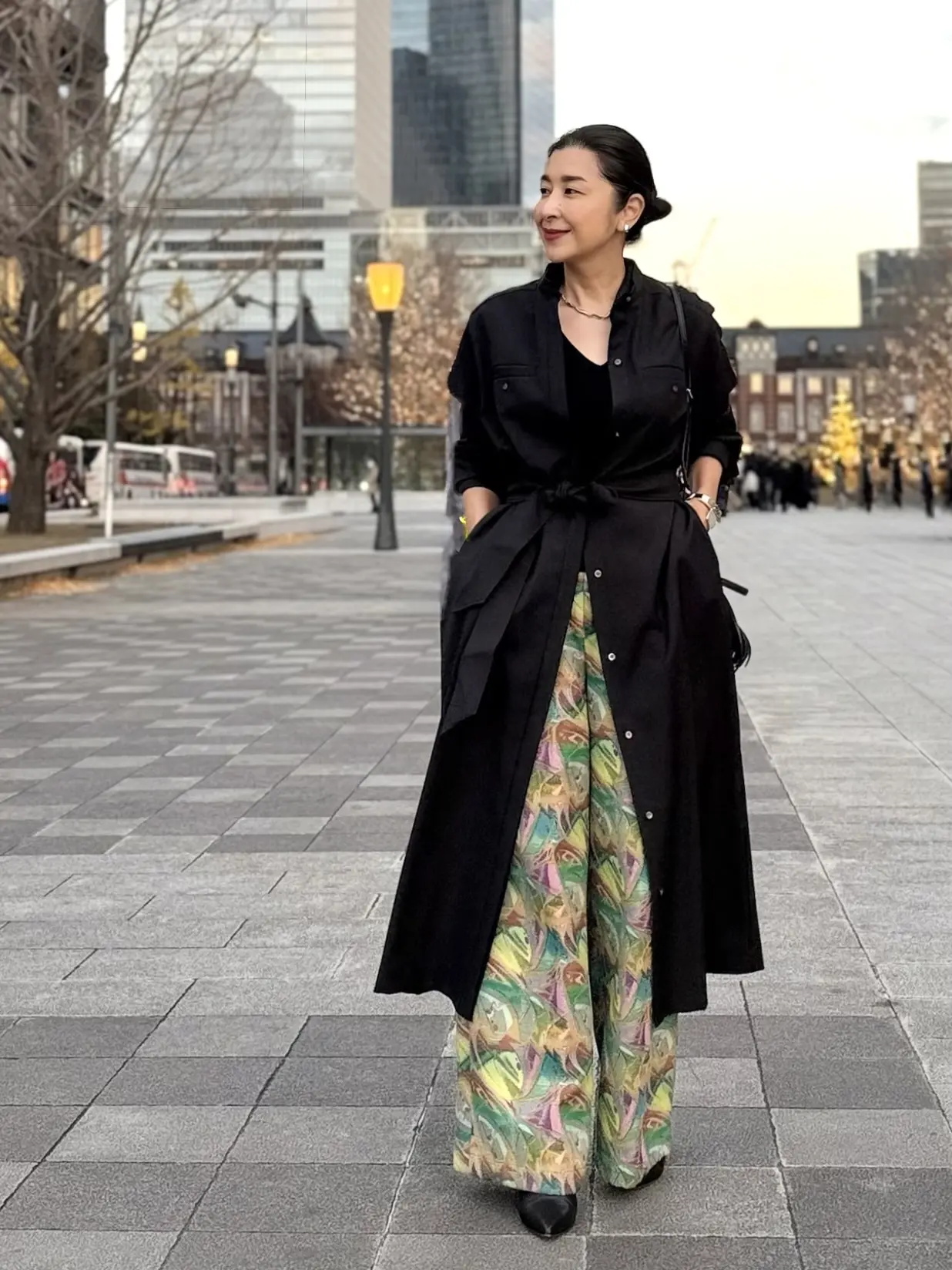 イーバイエクラ　黒ワンピース　着回し　50代ワンピースコーデ　アラフィフワンピースコーデ　黒ショートブーツ