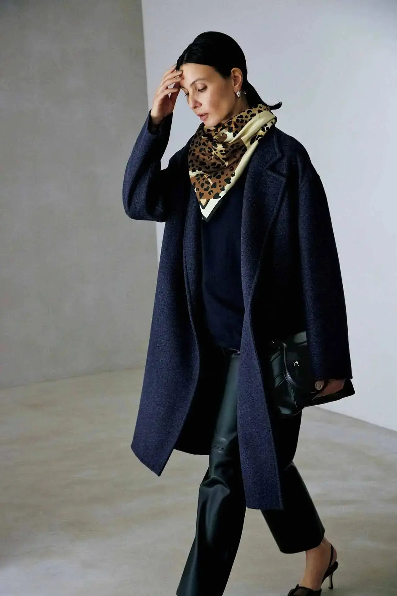 秋から冬へ、ブルゾンやコートで季節をつなぐ「50代のアウター」スタイル13選