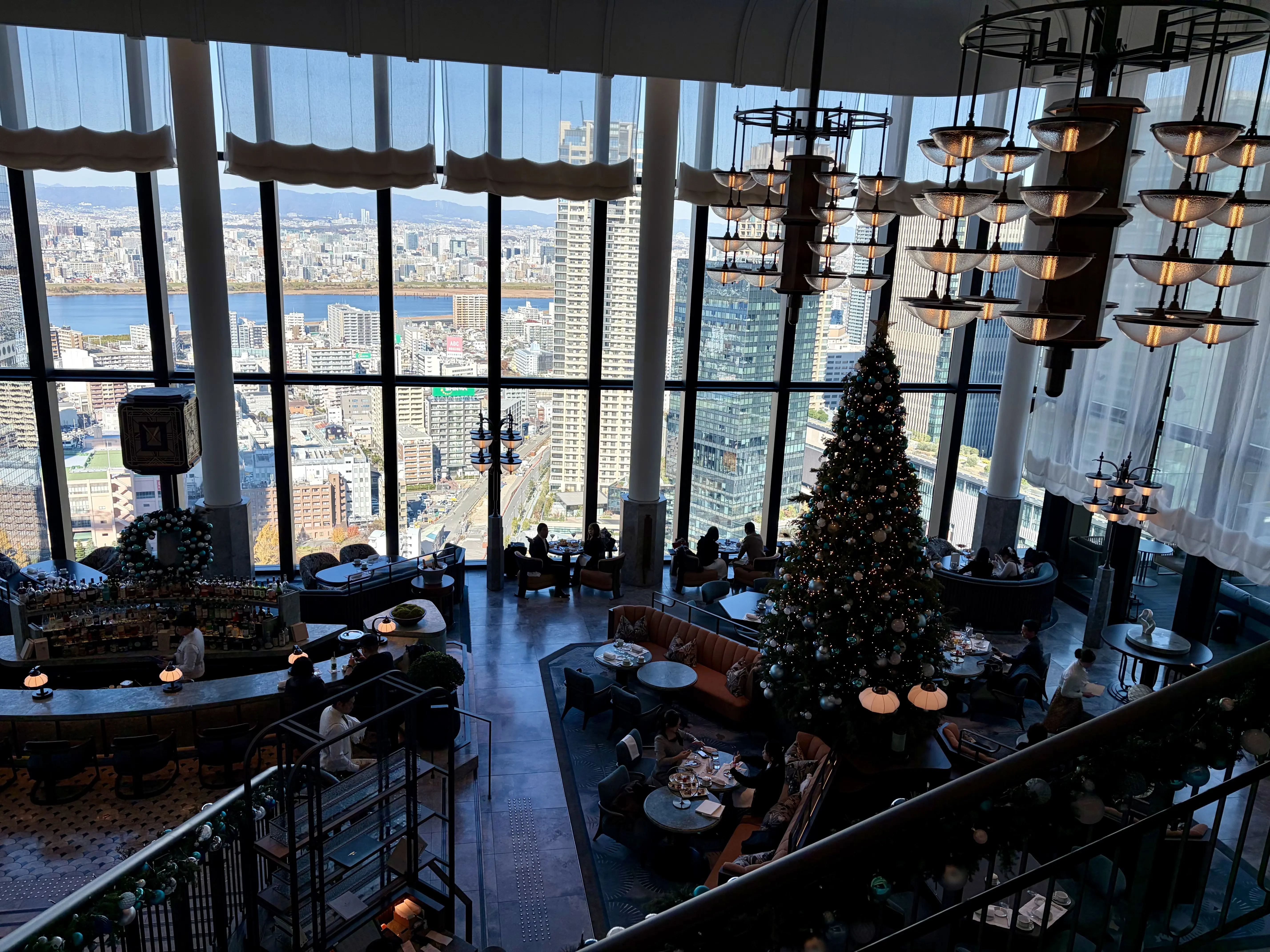 ウォルドーフ・アストリア大阪　28・29階の吹き抜けのカフェ