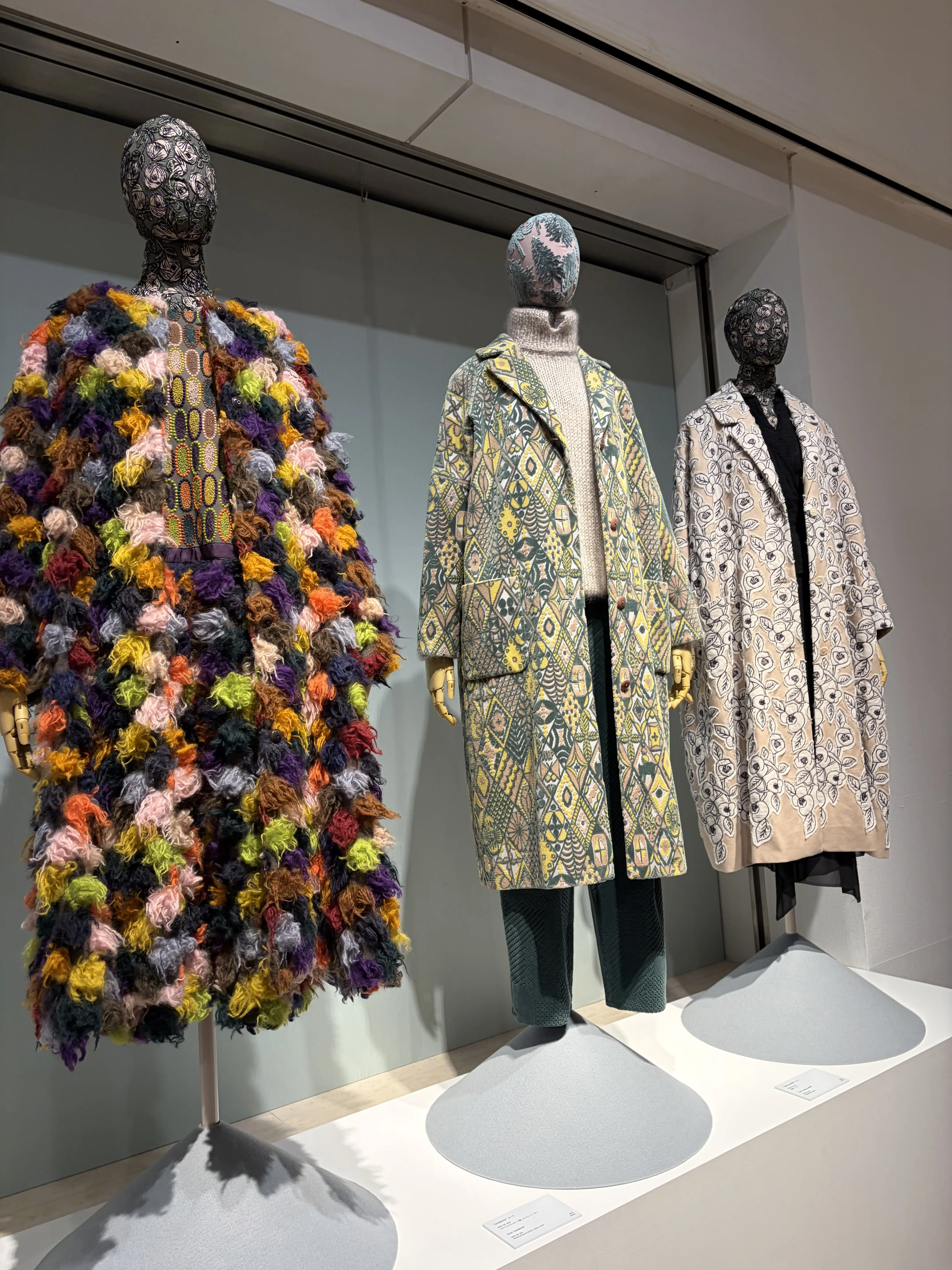 もこもこのテキスタイルを使って作られたコートは個性的でクールな印象。着ていることで事故を開放できる魅力も