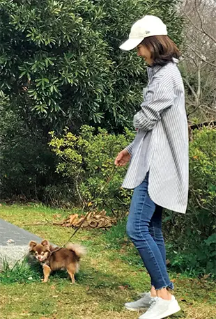 近所の公園へ日課の愛犬のお散歩に。「小さいわりにはよく歩く元気な子なのですが、スニーカーのおかげで快適でした」