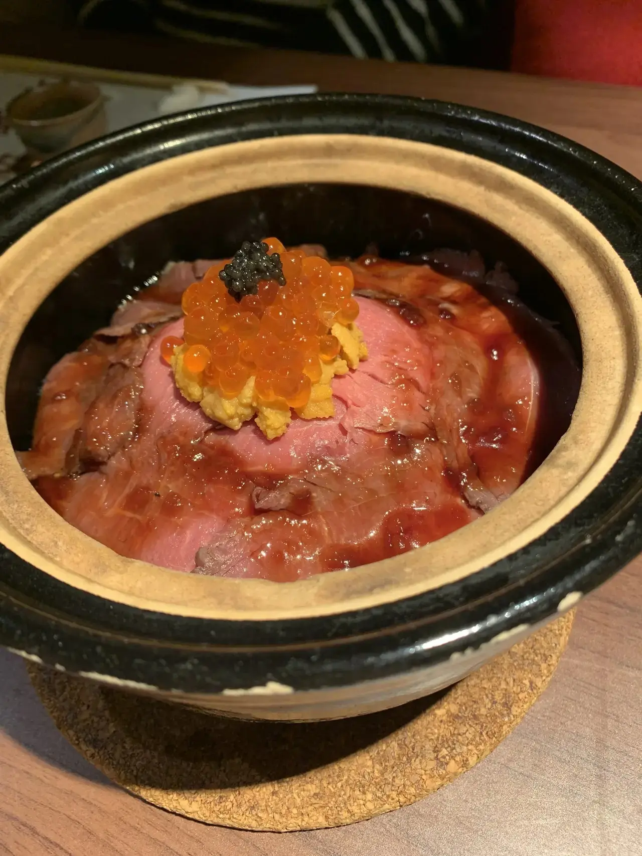 おこん名物の「うに肉の土鍋ご飯」。