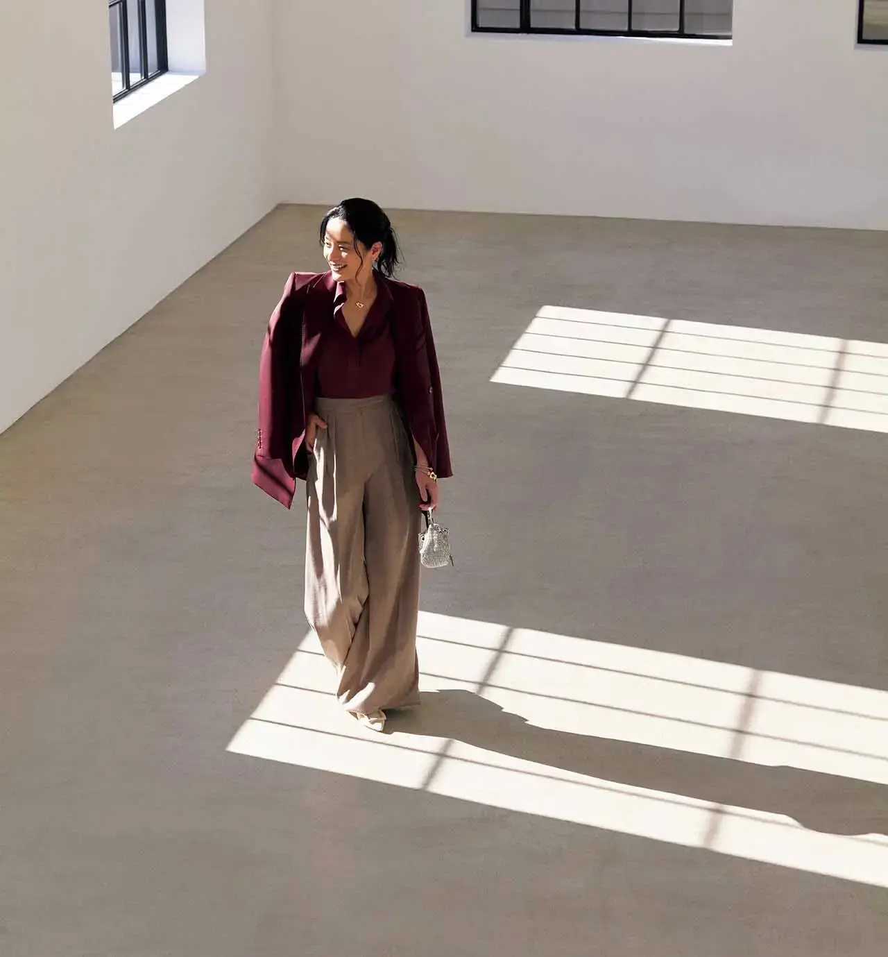 奥ゆかしい色香を放つ、ダークチェリー色のレイヤード。豊潤な美しさが晴れの場で視線を集めて