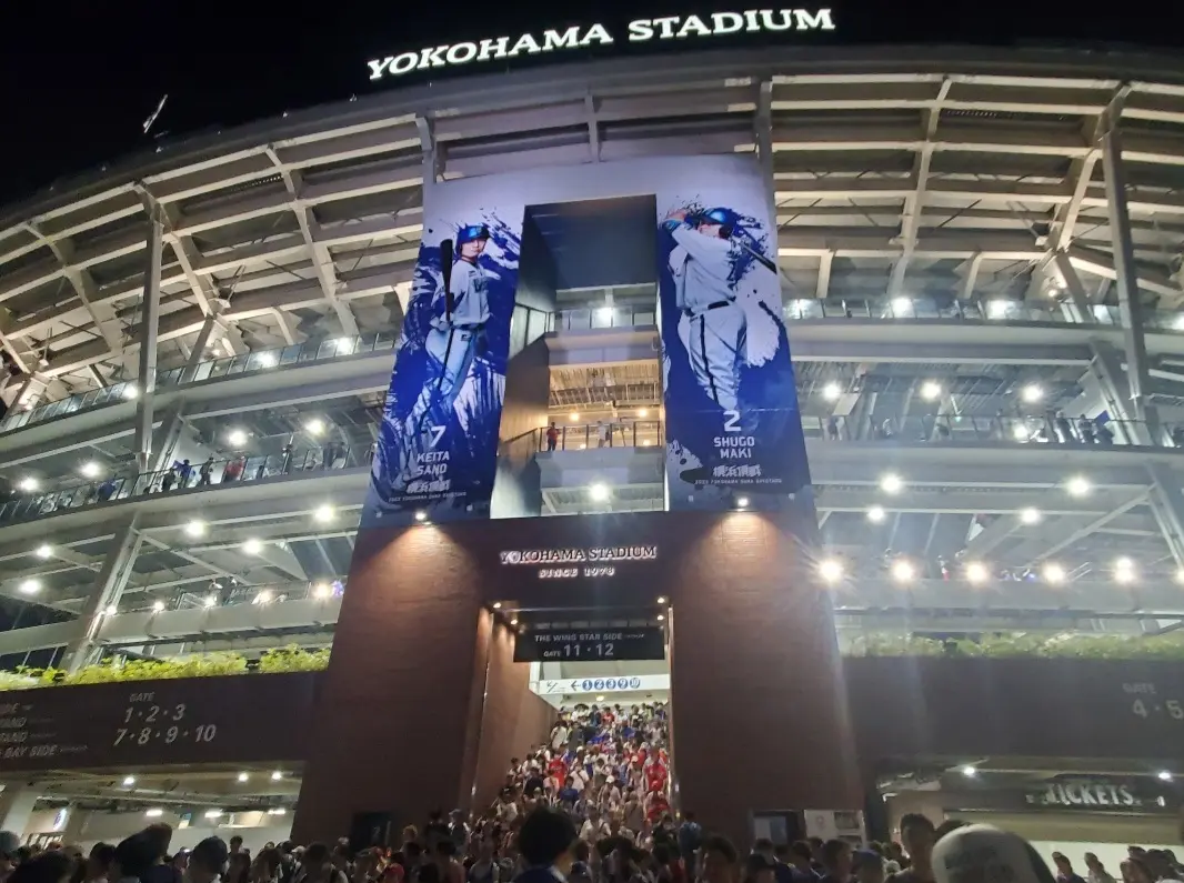 ライトアップされた横浜スタジアム。