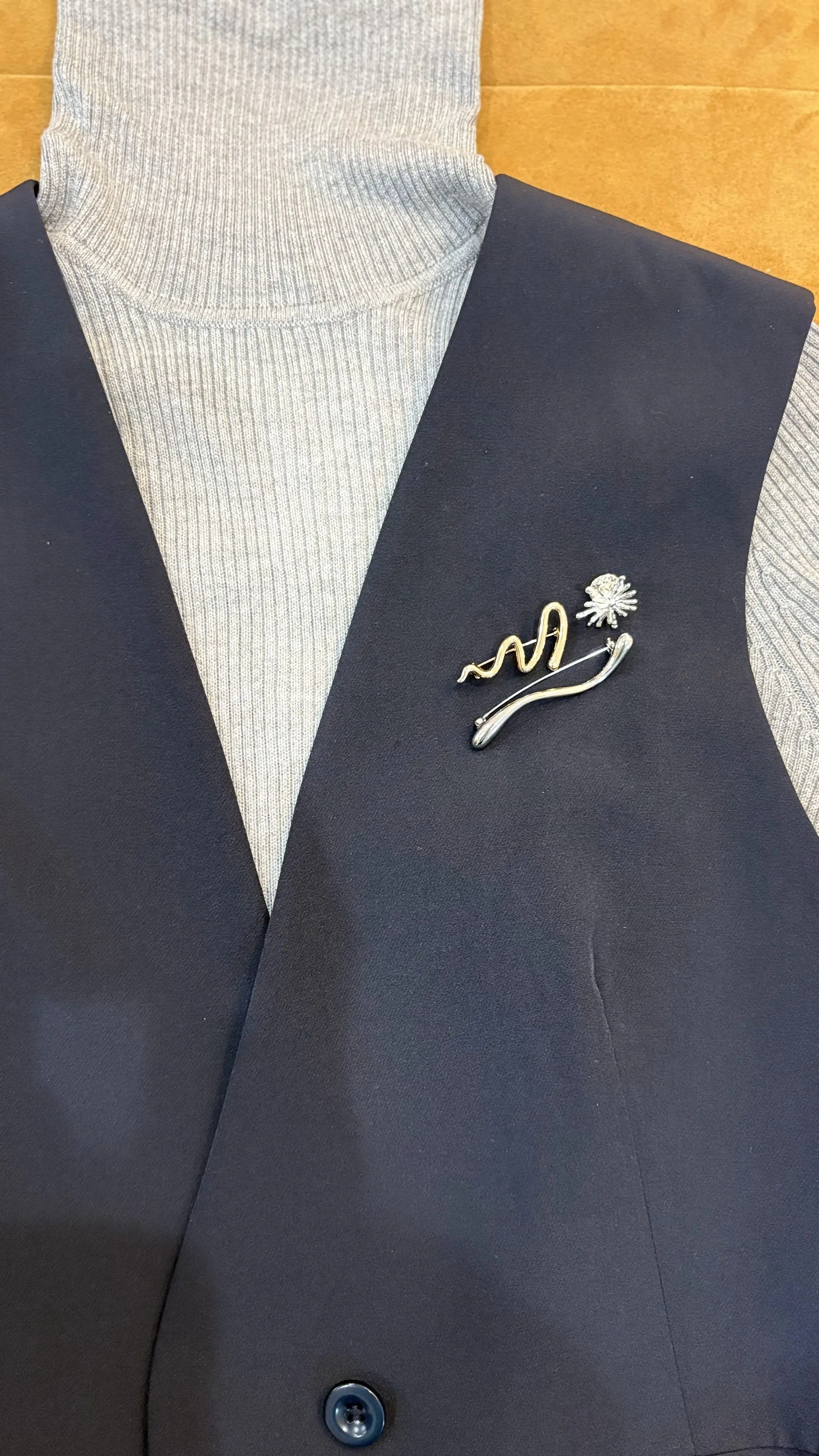 ブローチ　GU購入品　ジレコーデ　セレモニー　入学式　卒業式　受付　結婚式　七五三　顔合わせ