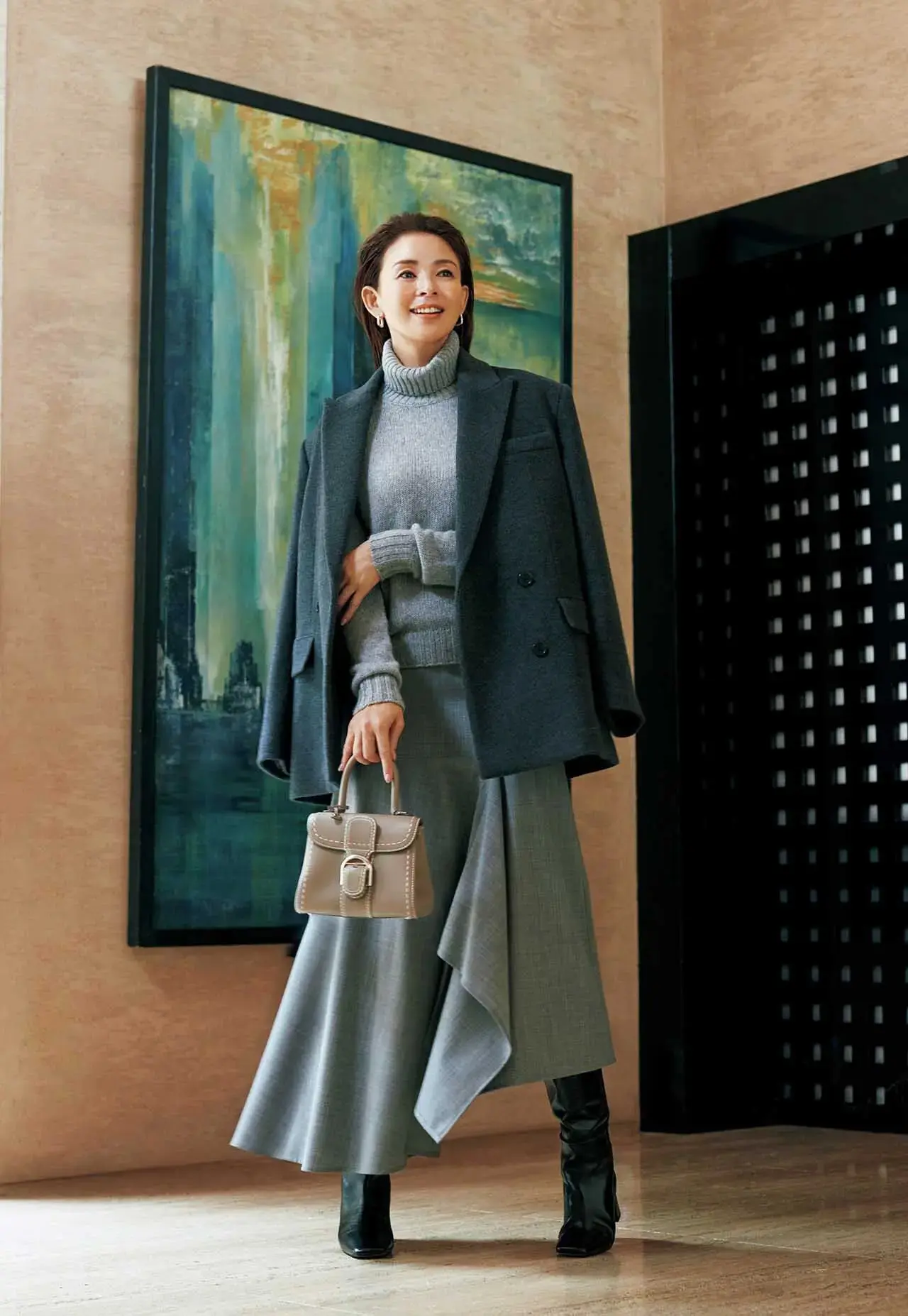 ラッフルヘムのアシンメトリーな揺れ感が、守りに入らない感性を主張