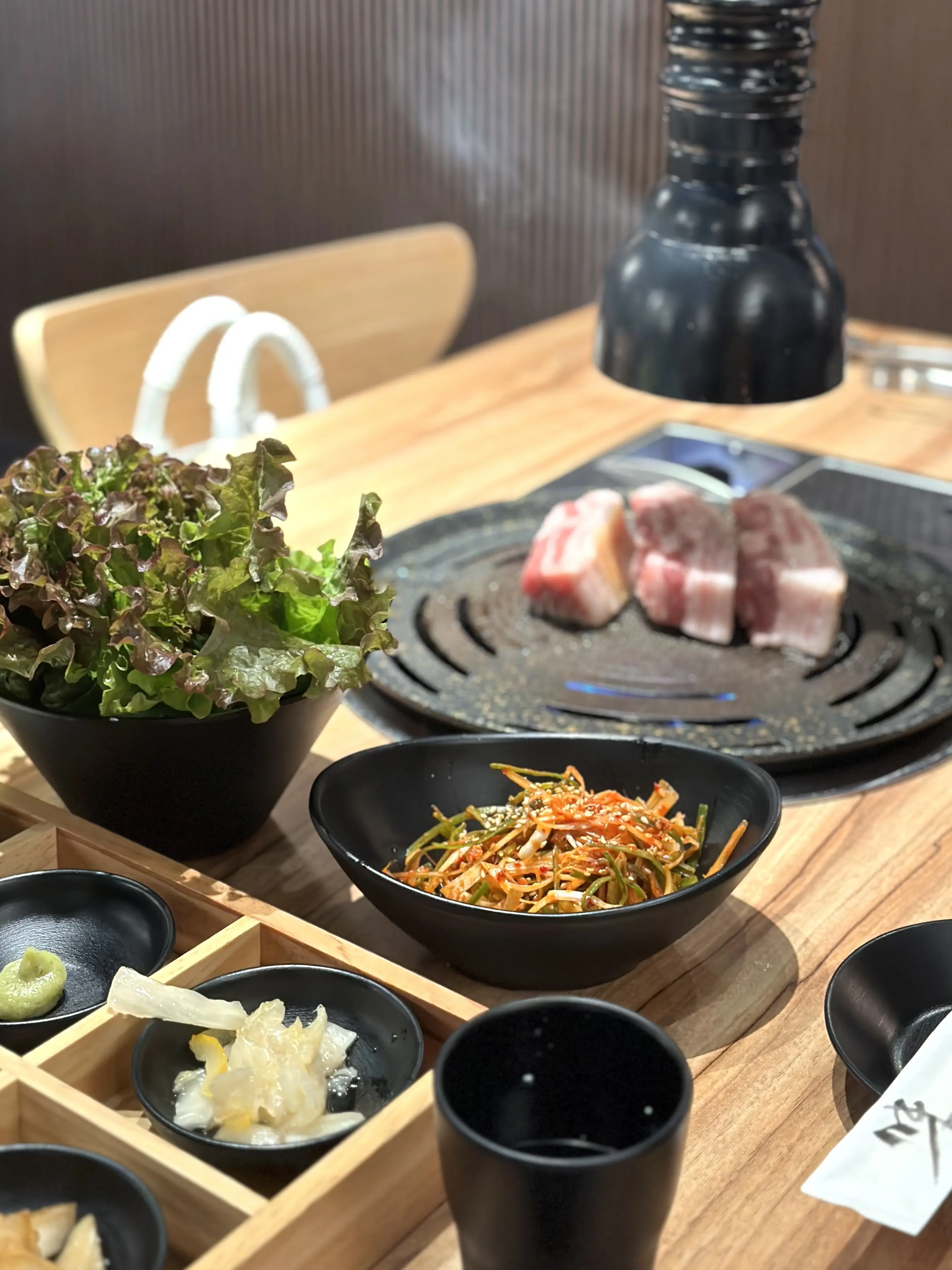 韓国料理「 KOREAN SOUL FOOD Bann」サムギョプサルと付け合わせ野菜