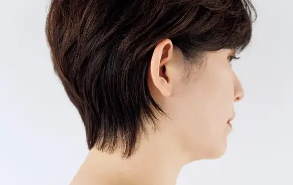 【50代髪型・ヘアスタイル】ウルフを取り入れたメリハリ“こなれショート”