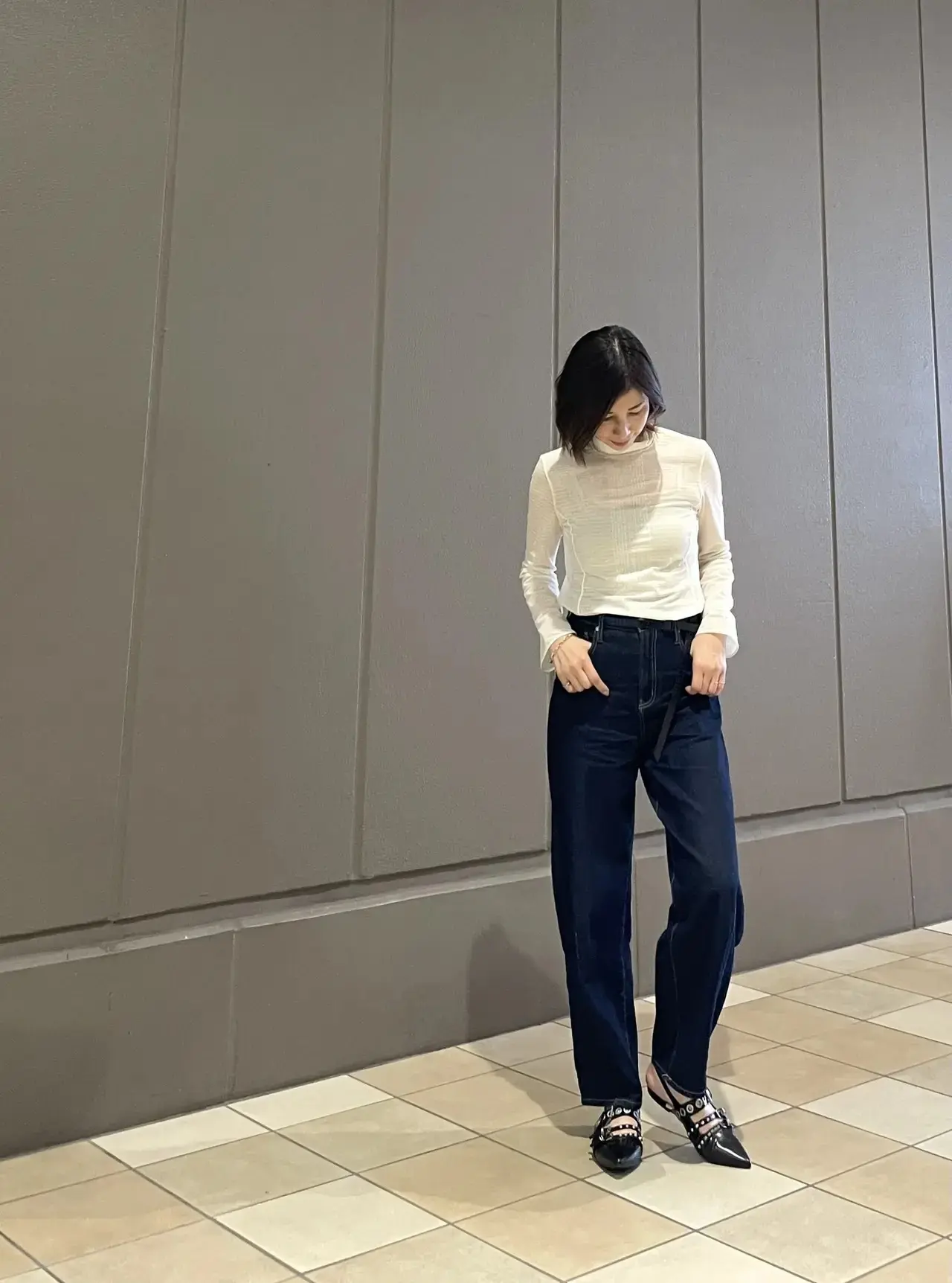 UNIQLO透け感のあるトップスにはスタッズシューズで