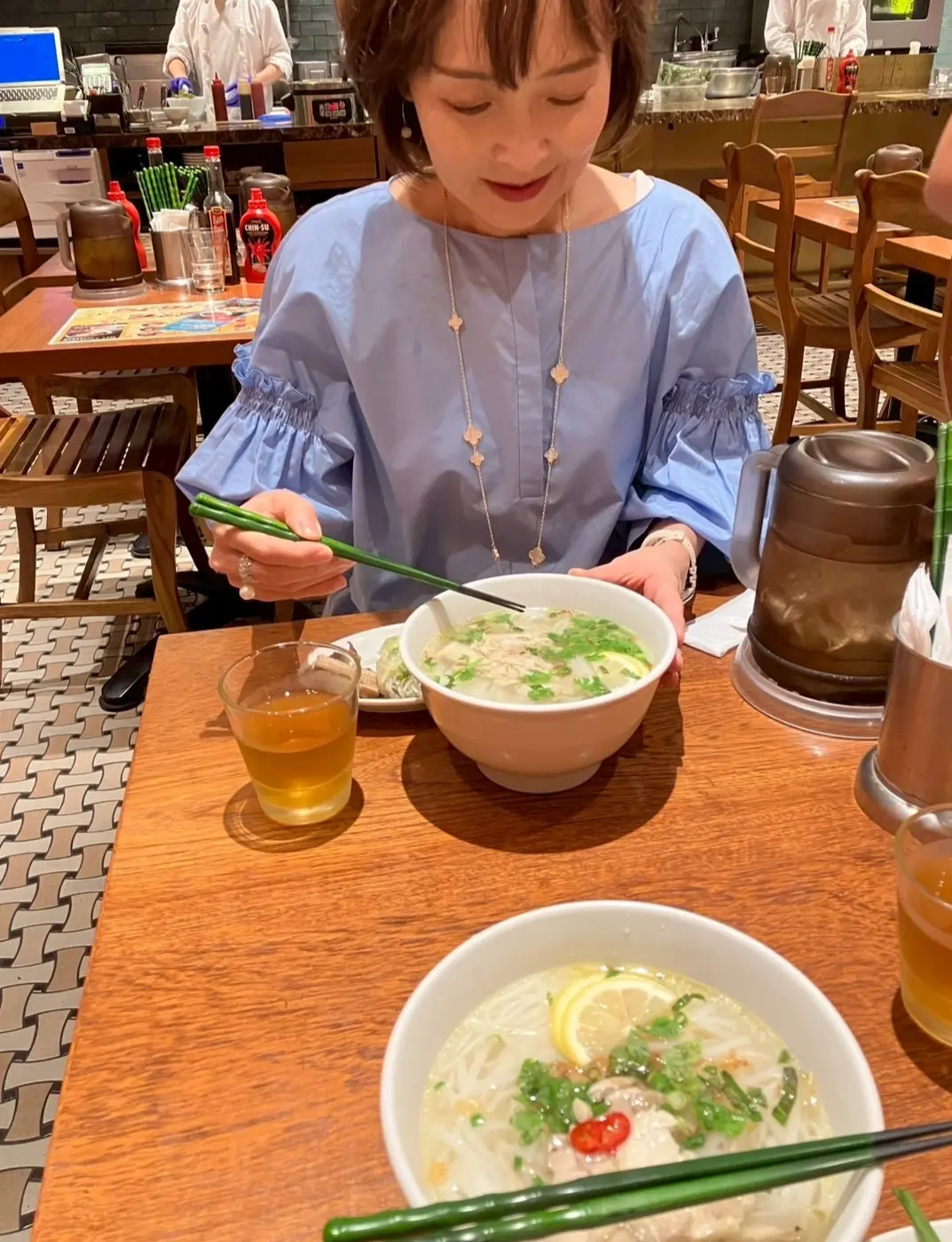 ベトナム料理のフォーを食べる女性