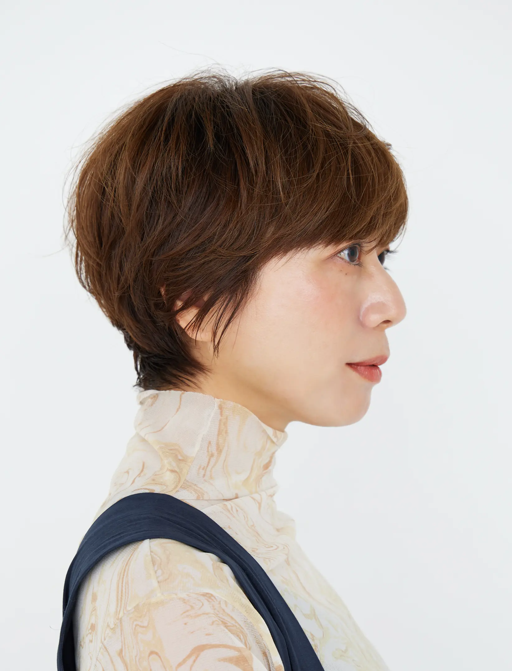 Webエクラ 40代50代 髪型 横から見たふんわりトップとハネ感ショートヘアスタイル