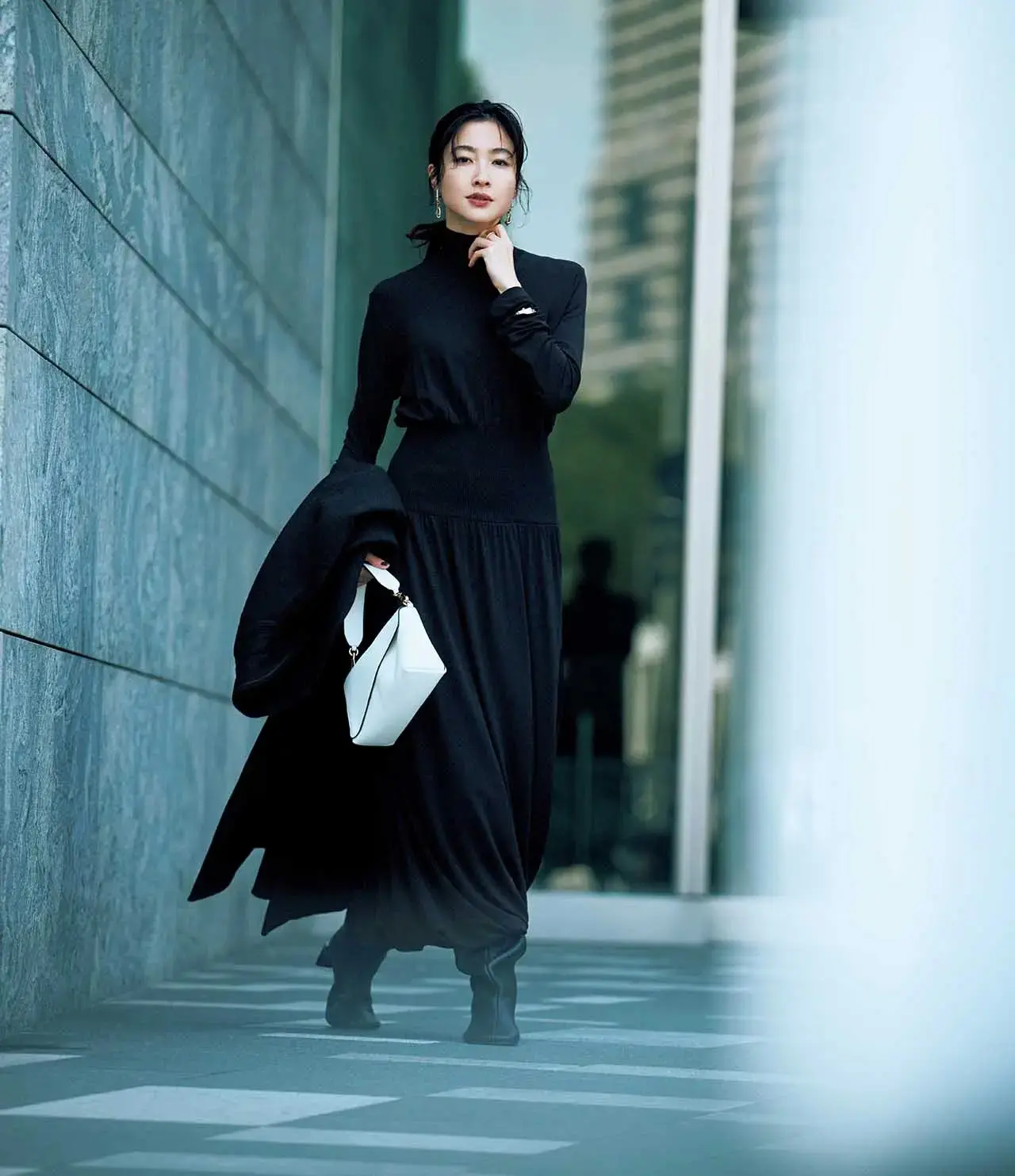 着心地とスタイル美を両立するニットワンピースならデスクワークも機嫌よくのりきれる