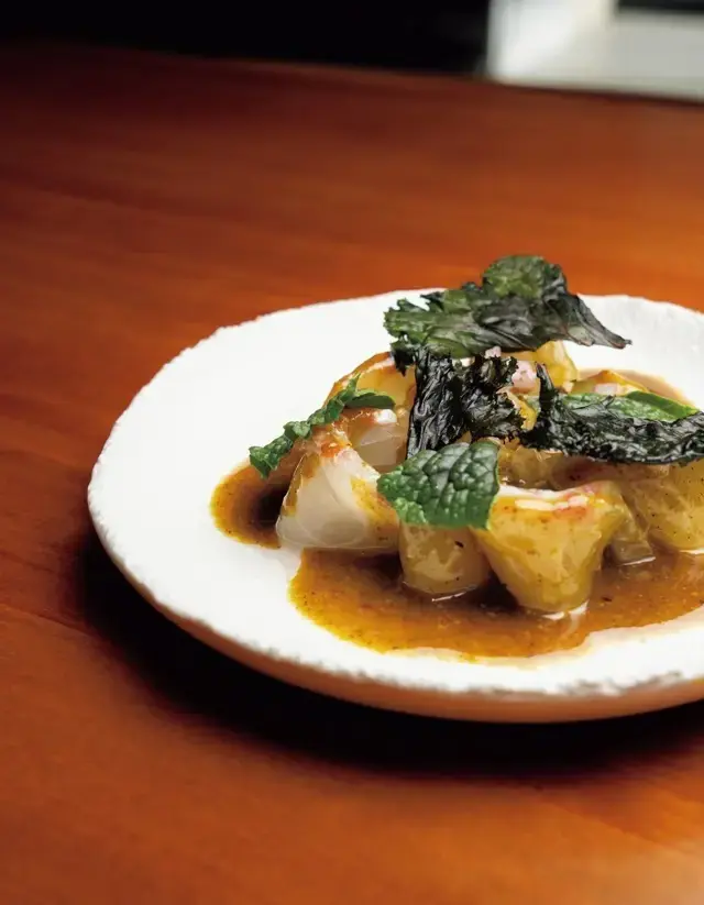 熟成鯛にピスタチオソースを合わせた「ピスタチオセビチェ」W25,000