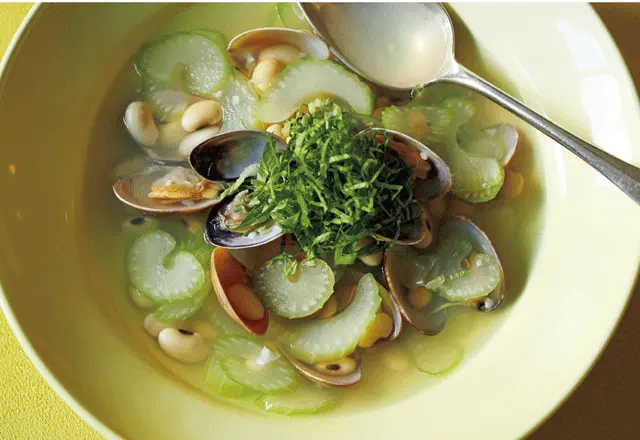 アサリ、セロリ、大豆の洋風スープ