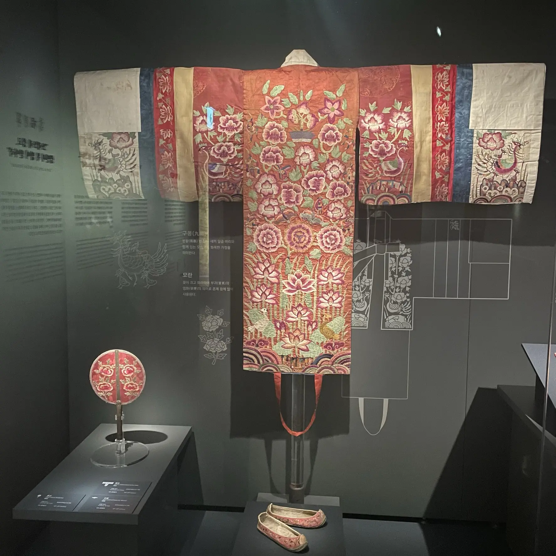 ソウル工芸博物館の展示、刺繍が施された衣装