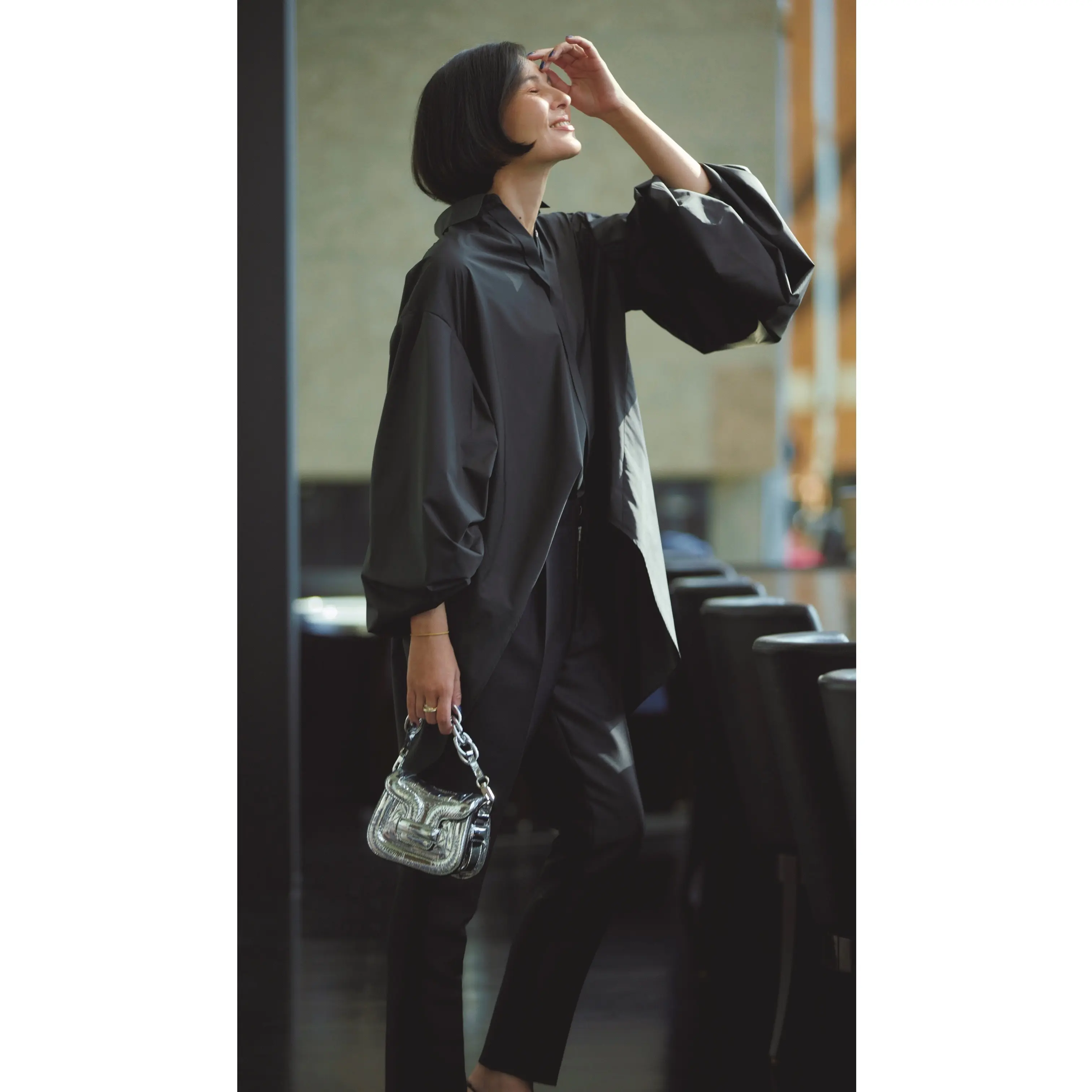 ダークグレーのバルーンスリーブシャツと黒スリムパンツのコーデ　モデル・田沢美亜
